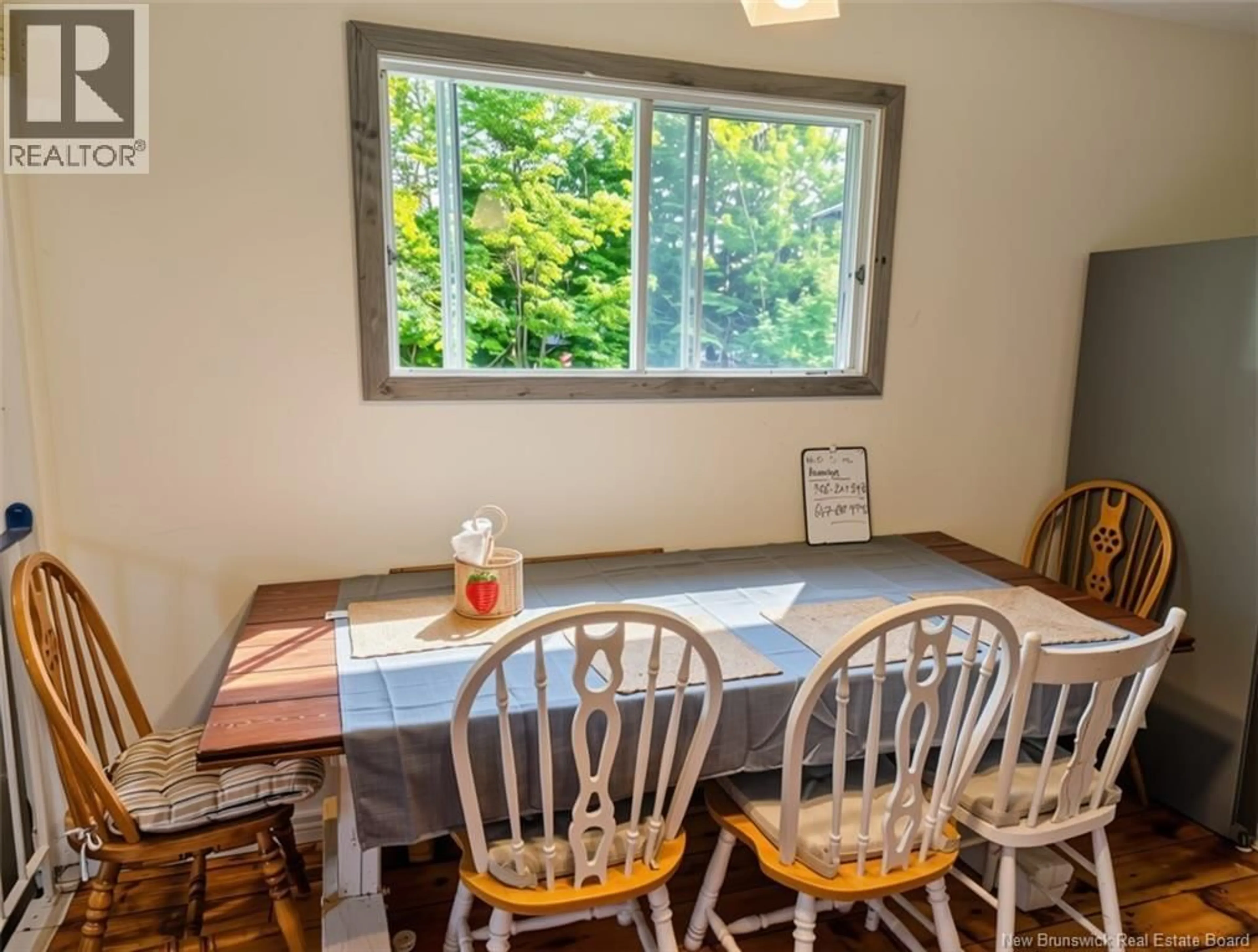 Dining room, wood/laminate floor for 256 RUE BELLE ISLE STREET, Shediac New Brunswick E4P2V7