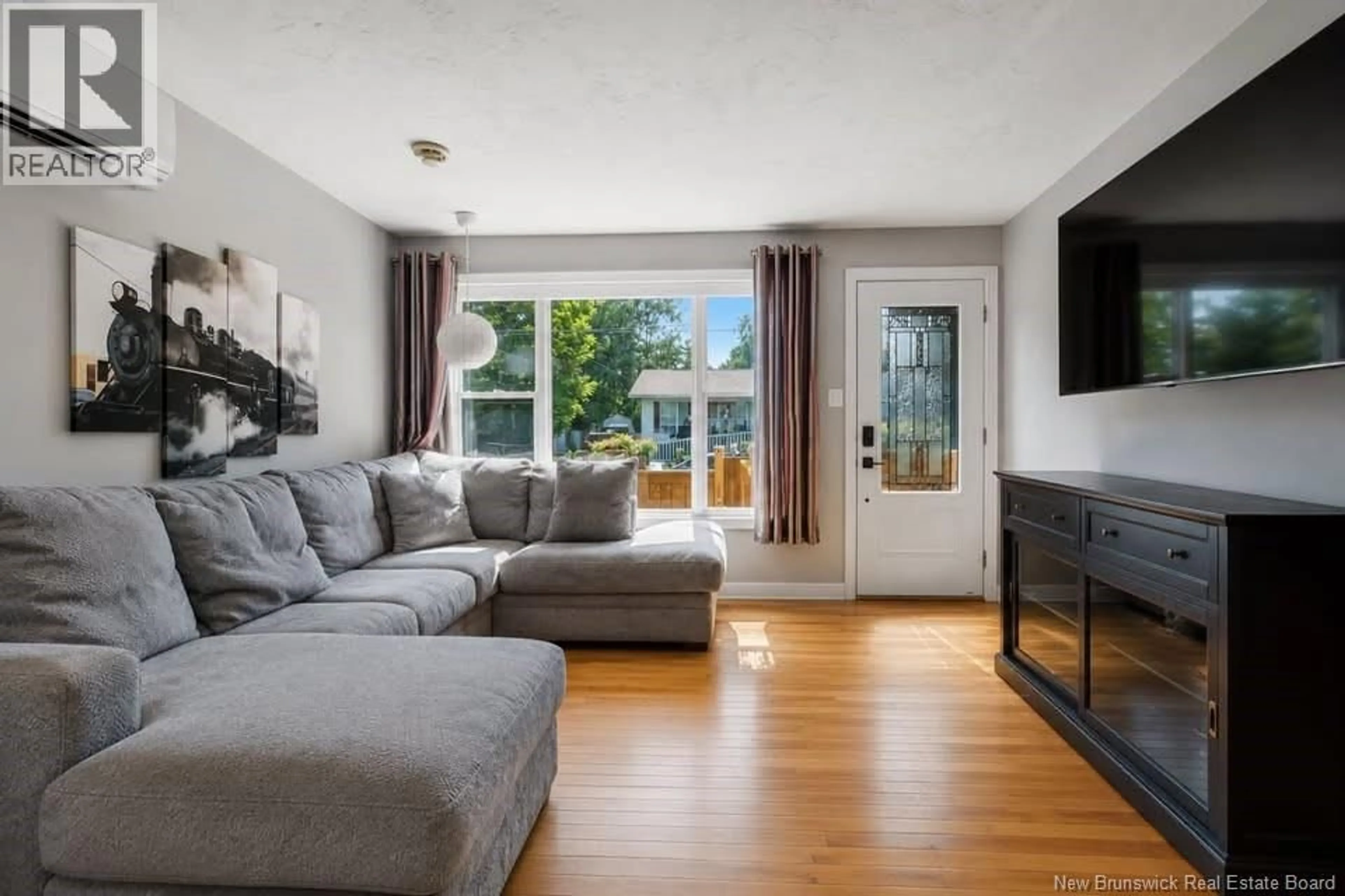 Living room with furniture, unknown for 625 RUE LATOUR, Dieppe New Brunswick E1A2A5