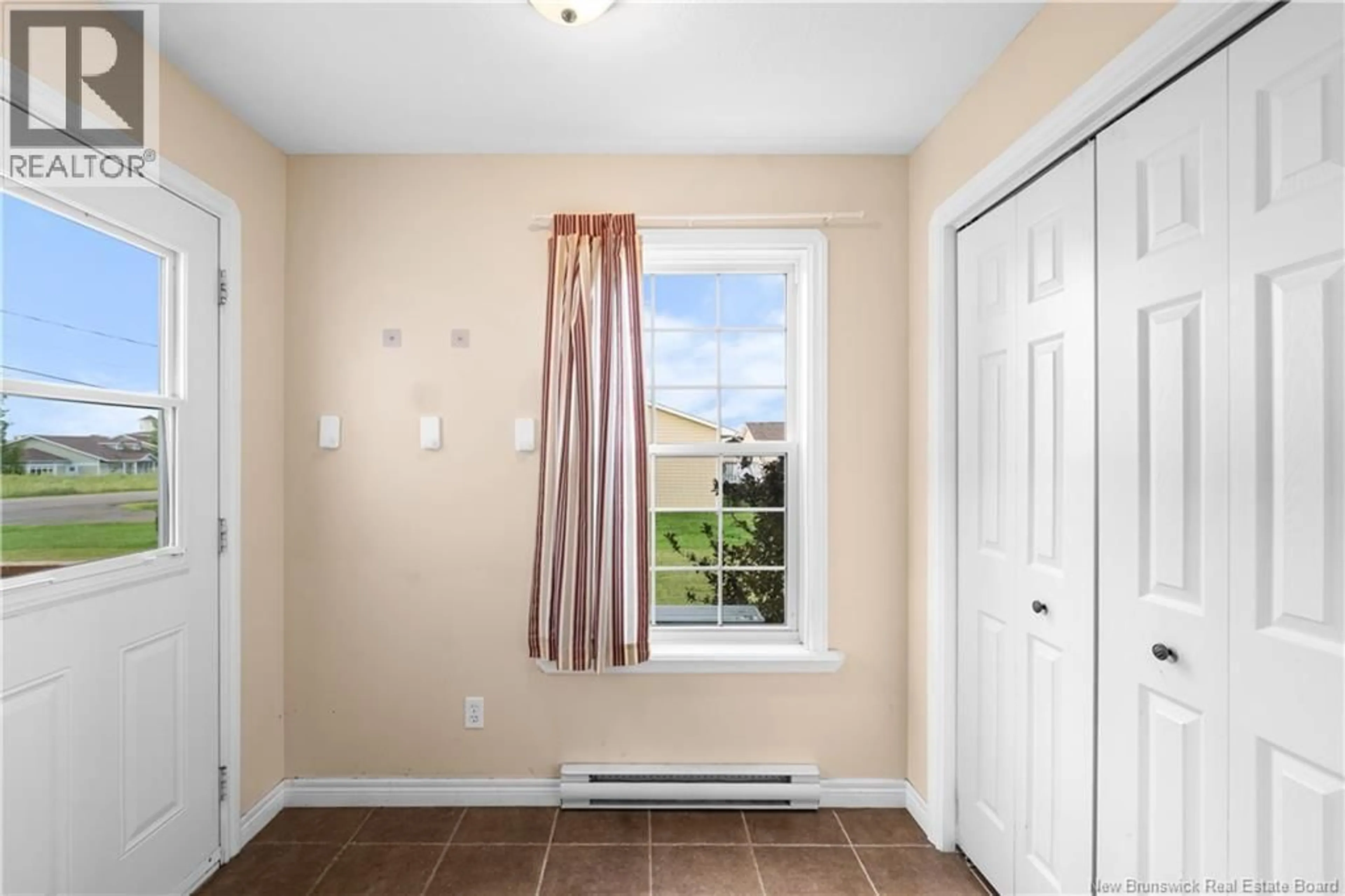 Indoor entryway for 25 CLEMENT AVENUE, Saint-Antoine New Brunswick E4V1E3