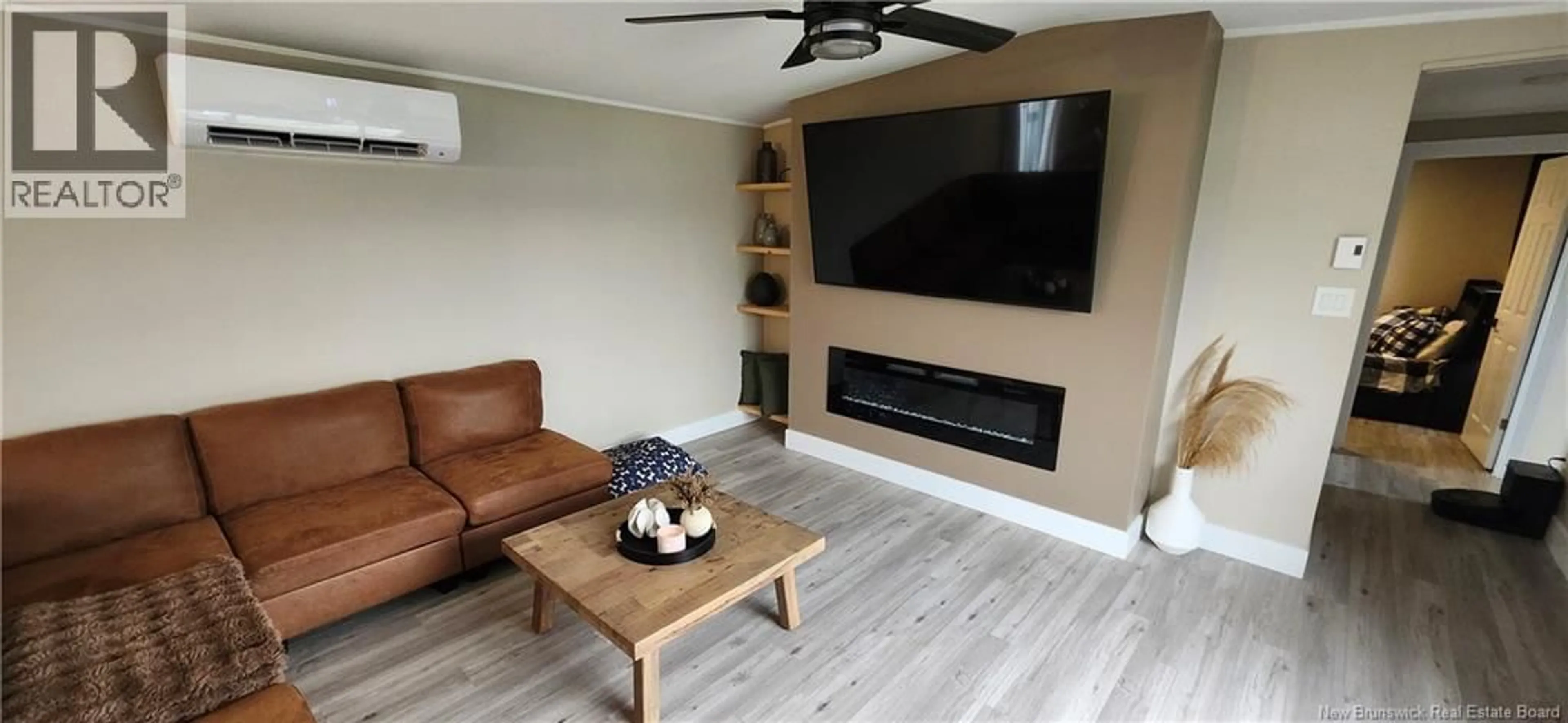 Living room with furniture, wood/laminate floor for 11 FLORIDA, Dieppe New Brunswick E1A7X3