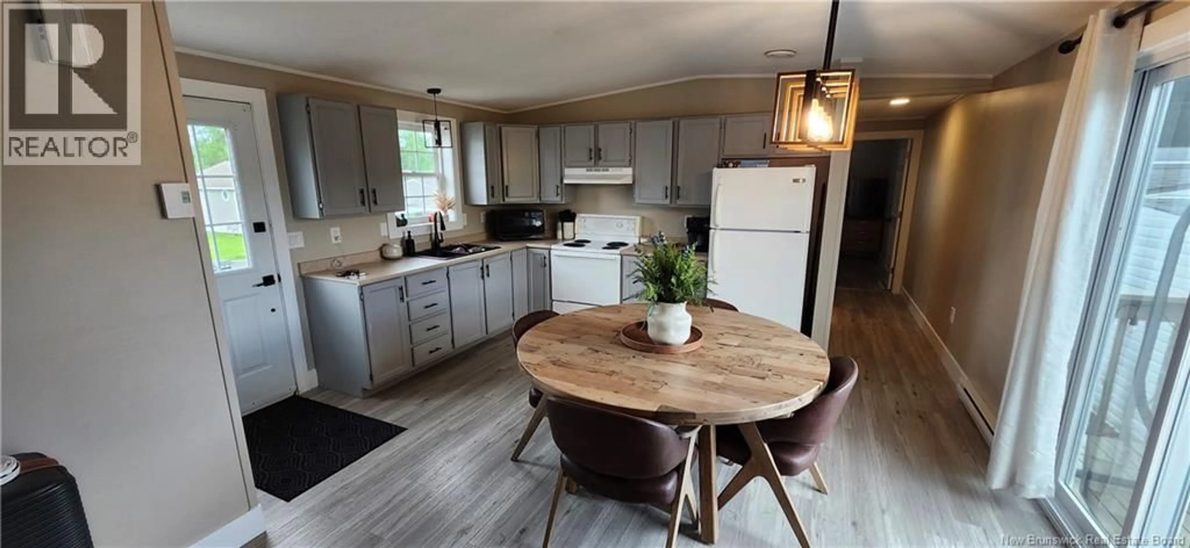 Open concept kitchen, wood/laminate floor for 11 FLORIDA, Dieppe New Brunswick E1A7X3