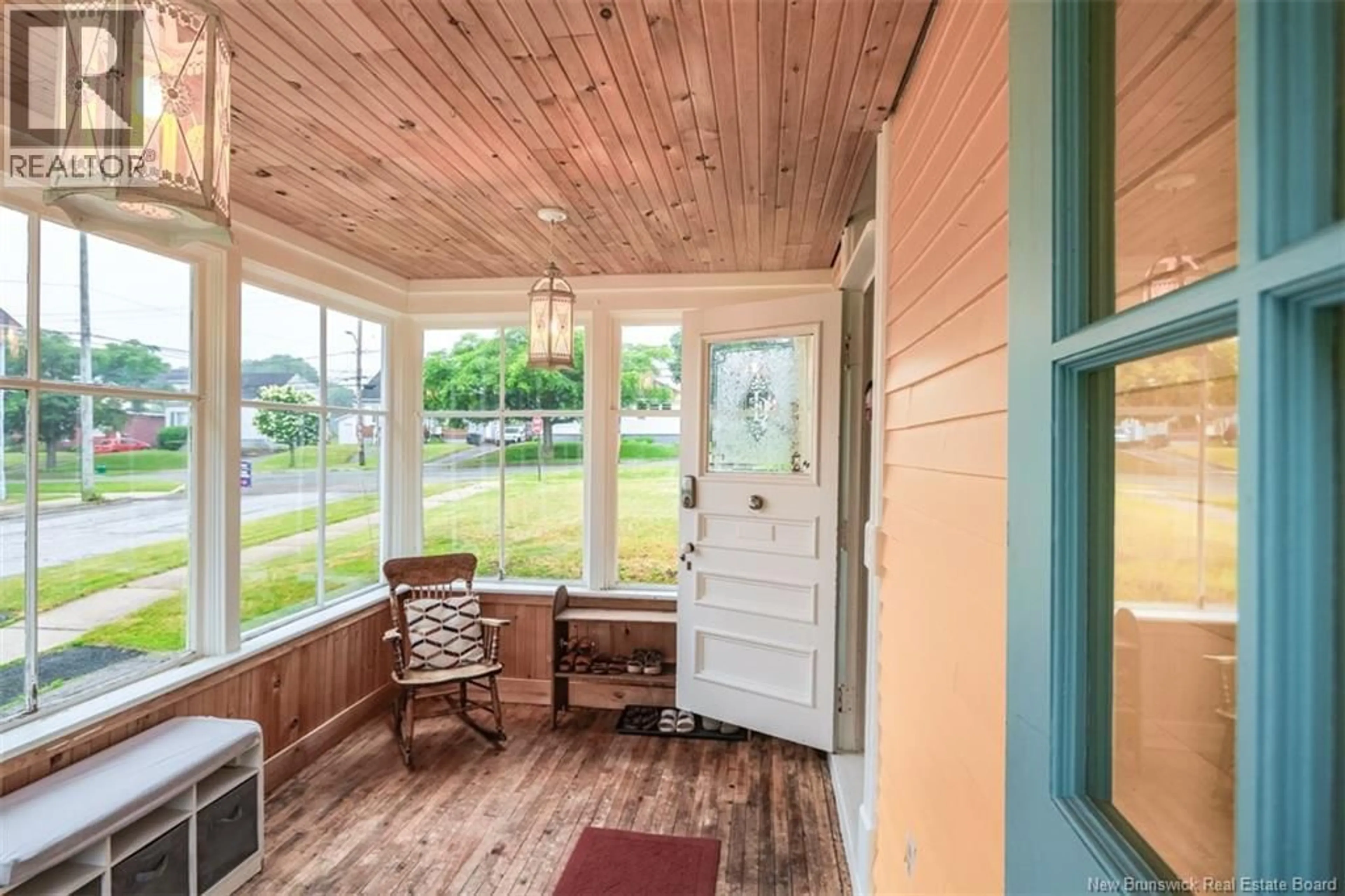 Indoor entryway for 325 ST JAMES STREET, Saint John New Brunswick E2M2E7