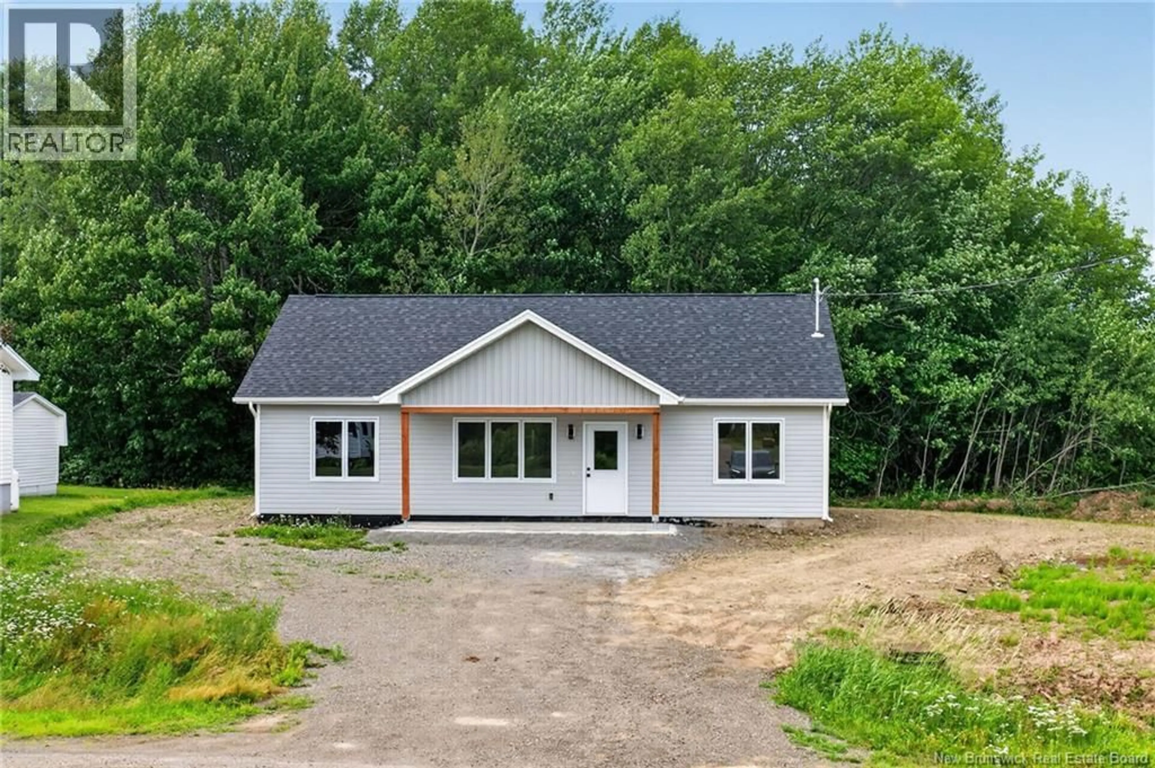 Home with vinyl exterior material, building for 35 LAUZA AVENUE, Saint-Antoine New Brunswick E4V1J8