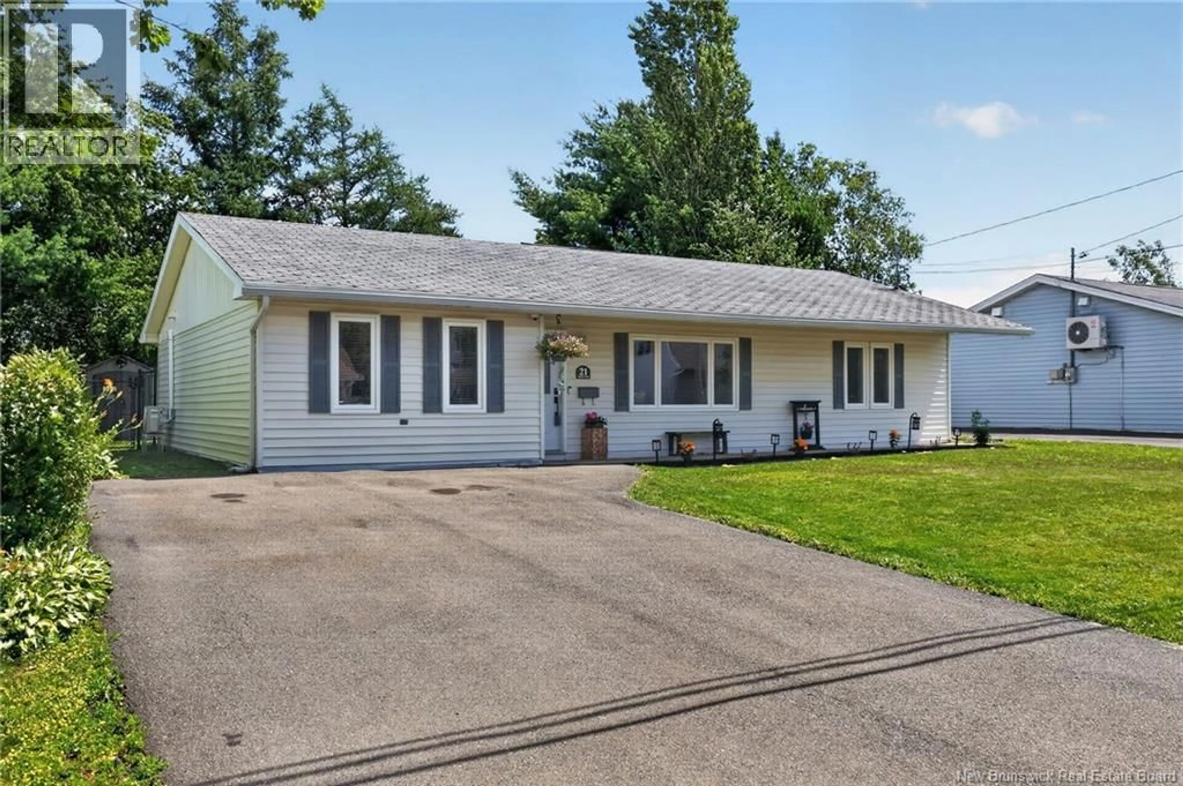 Home with vinyl exterior material, street for 21 SIMPSON COURT, Riverview New Brunswick E1B4P2