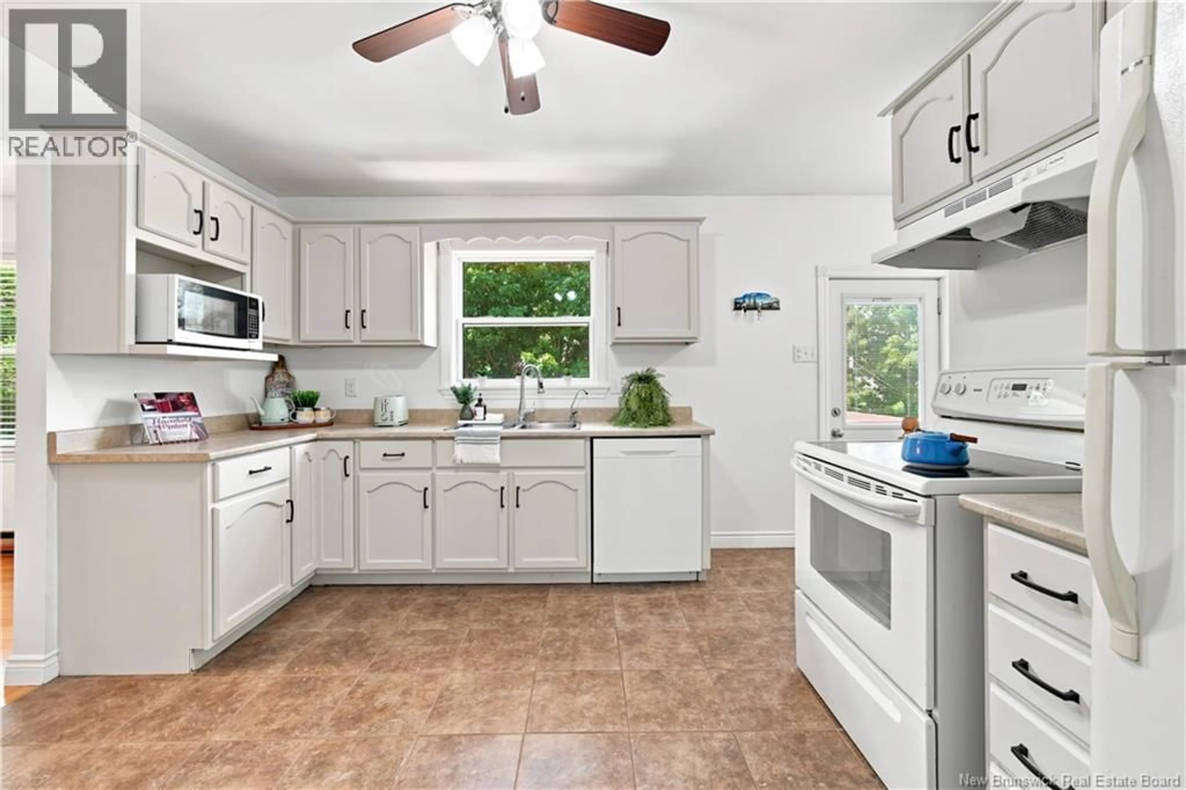 Standard kitchen, ceramic/tile floor for 65 VINCENT ROAD, Quispamsis New Brunswick E2E1V8