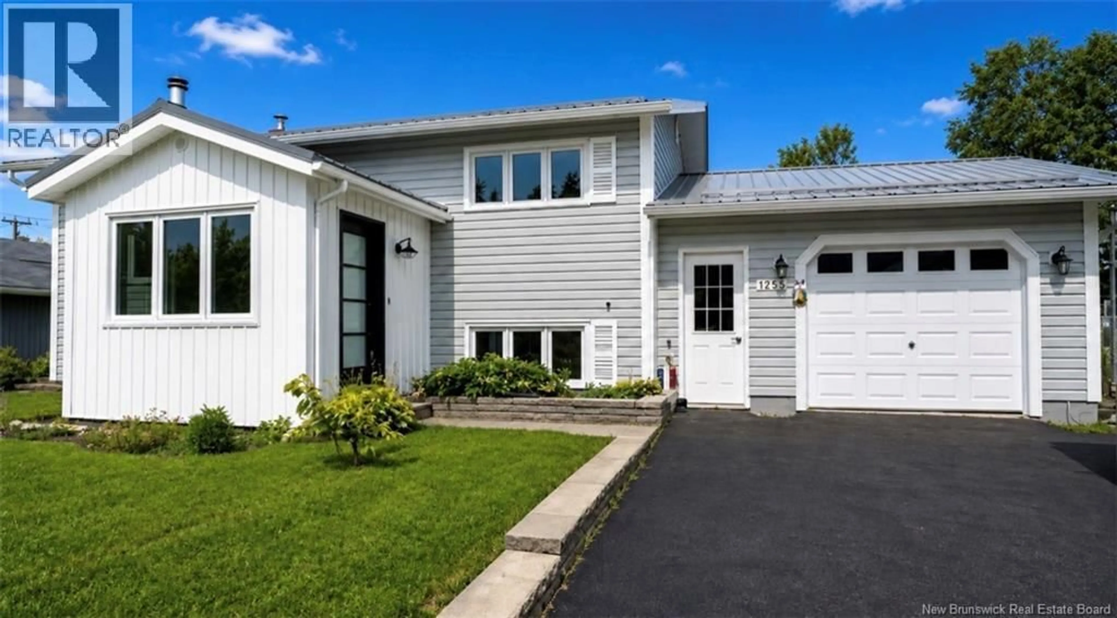 Home with vinyl exterior material, street for 1255 VENIOT AVENUE, Bathurst New Brunswick E2A4C1