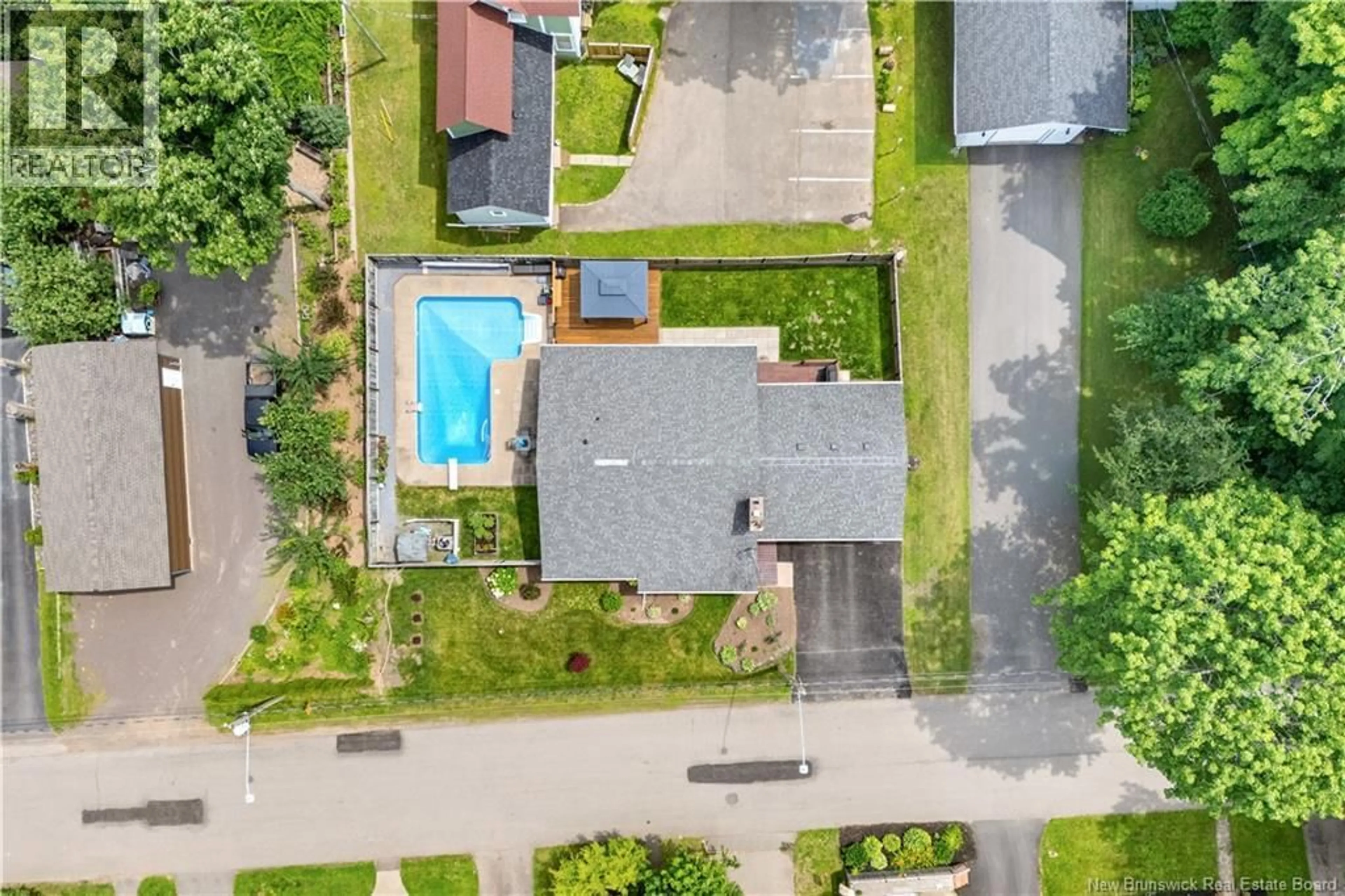 A pic from outside/outdoor area/front of a property/back of a property/a pic from drone, street for 28 LOWELL STREET, Sussex New Brunswick E4E1Y4