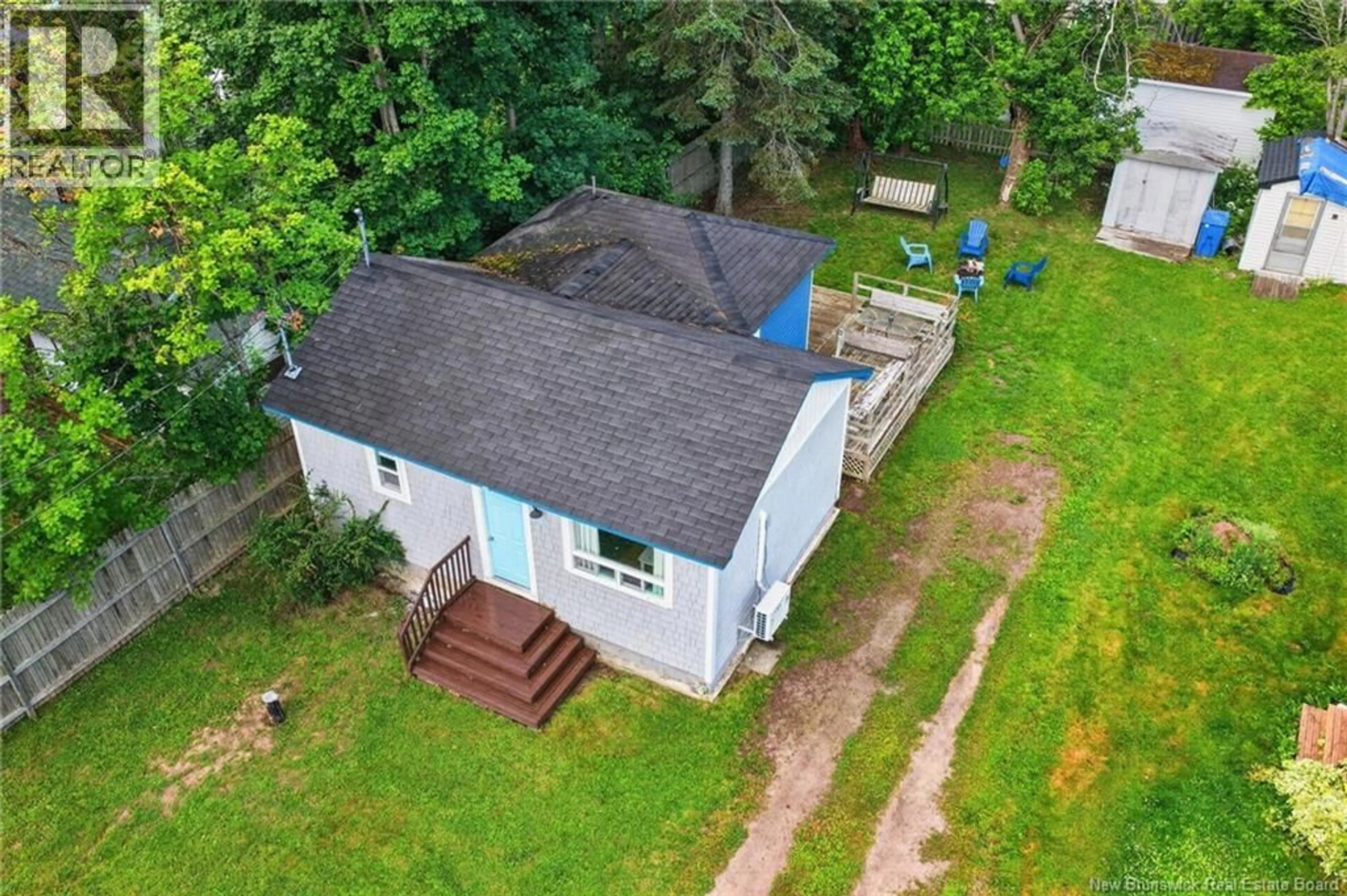 A pic from outside/outdoor area/front of a property/back of a property/a pic from drone, building for 36 SECOND AVENUE, Pointe-Du-Chêne New Brunswick E4P5C1