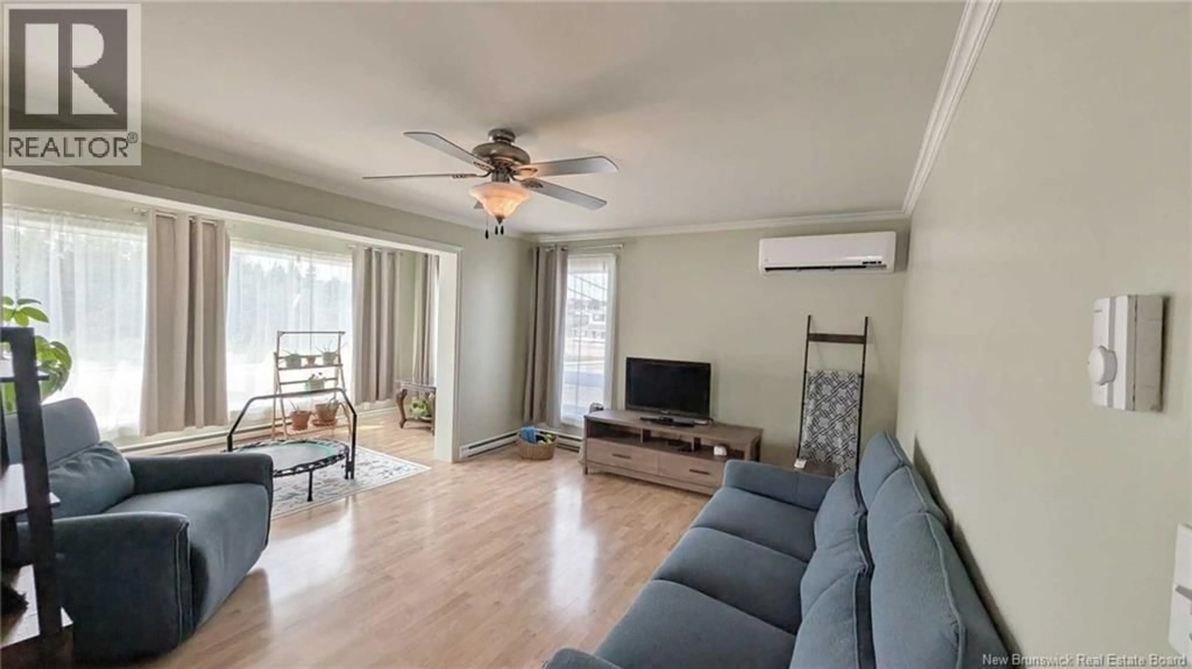 Living room with furniture, wood/laminate floor for 15 RUE DU PORTAGE, Caraquet New Brunswick E1W1B2