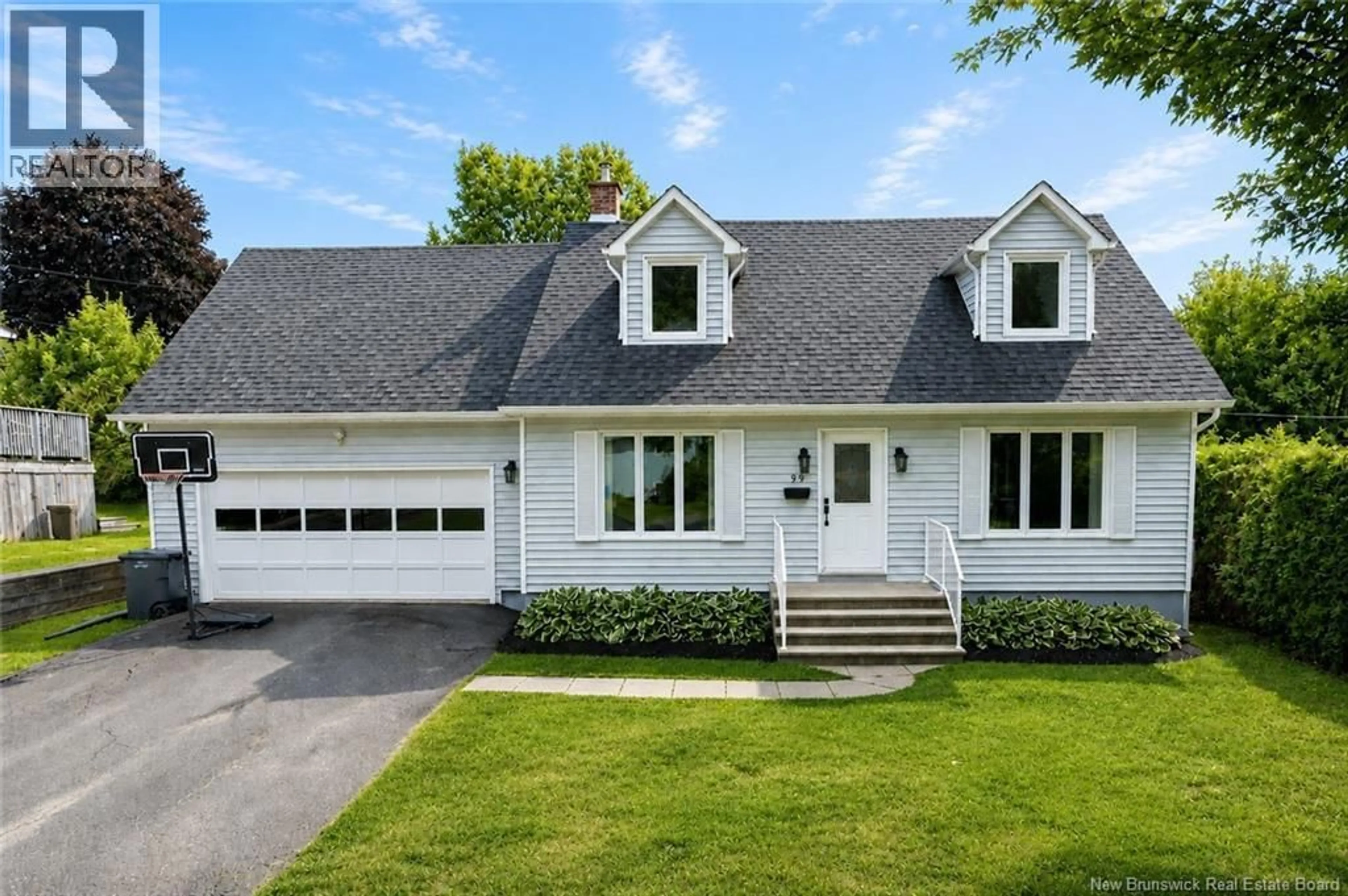 Home with vinyl exterior material, street for 99 OAKLAND AVE, Fredericton New Brunswick E3A1W5