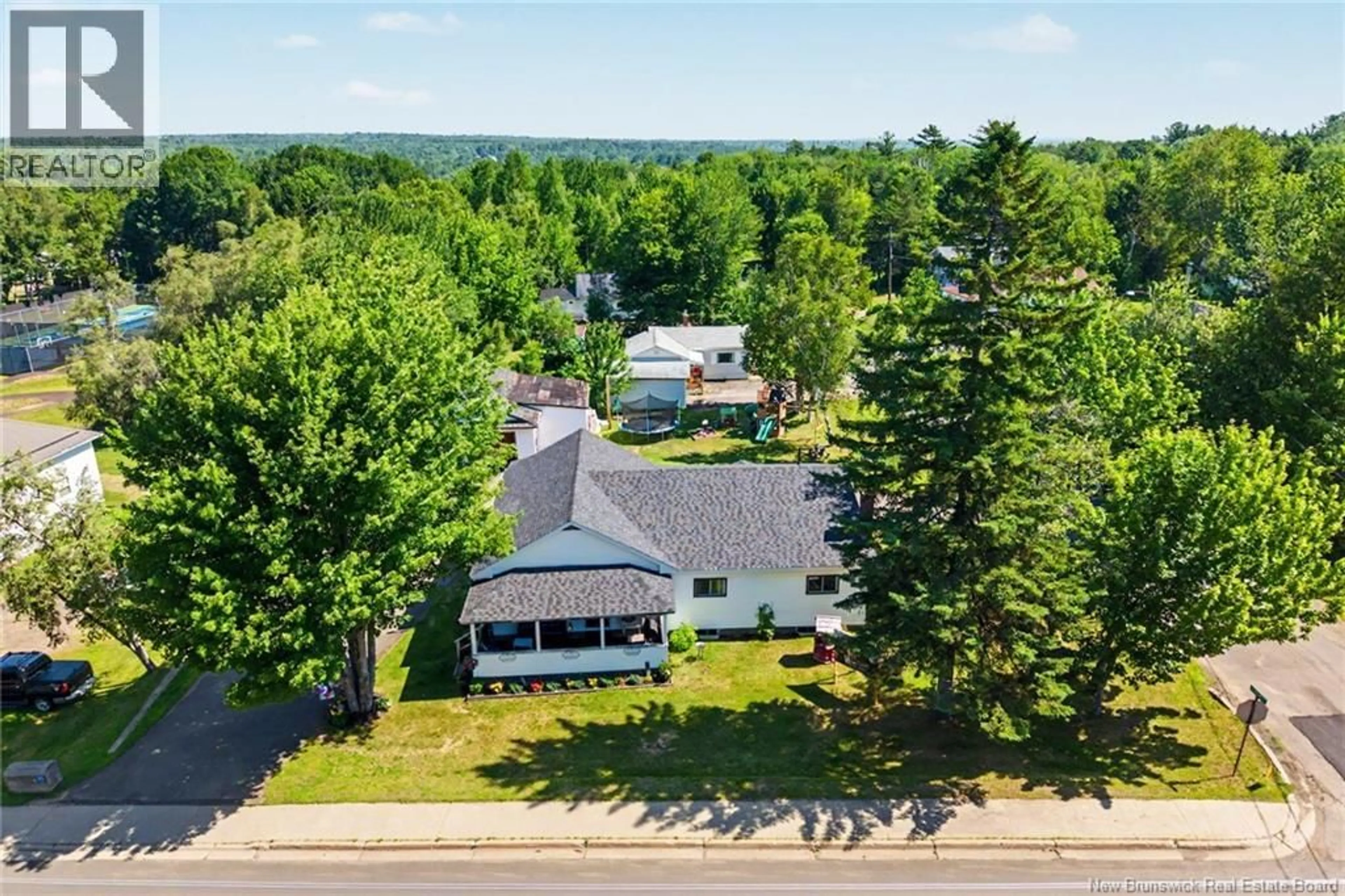 A pic from outside/outdoor area/front of a property/back of a property/a pic from drone, water/lake/river/ocean view for 33 UNION ST, Minto New Brunswick E4B2N3
