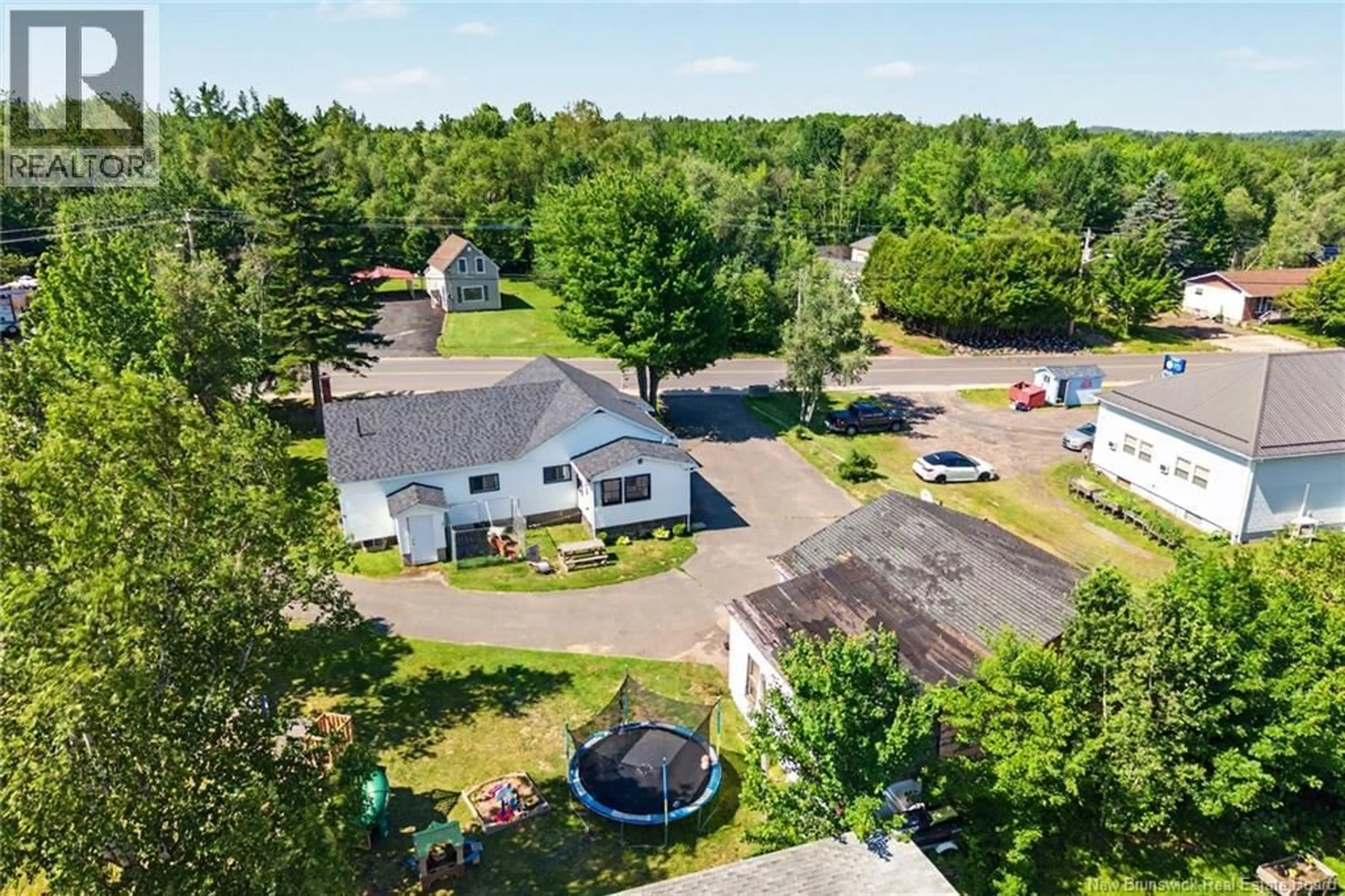 A pic from outside/outdoor area/front of a property/back of a property/a pic from drone, unknown for 33 UNION ST, Minto New Brunswick E4B2N3