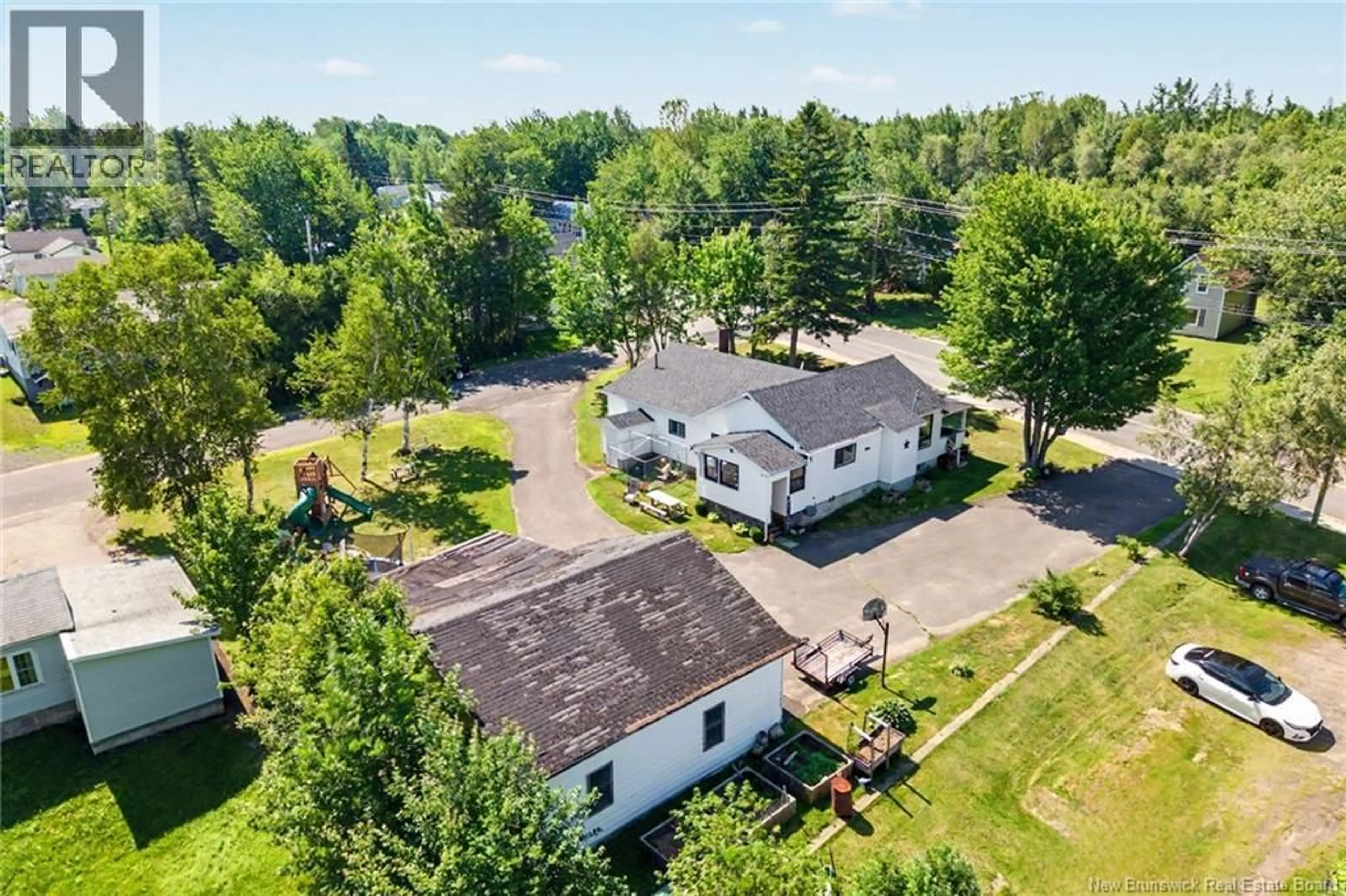 A pic from outside/outdoor area/front of a property/back of a property/a pic from drone, unknown for 33 UNION ST, Minto New Brunswick E4B2N3