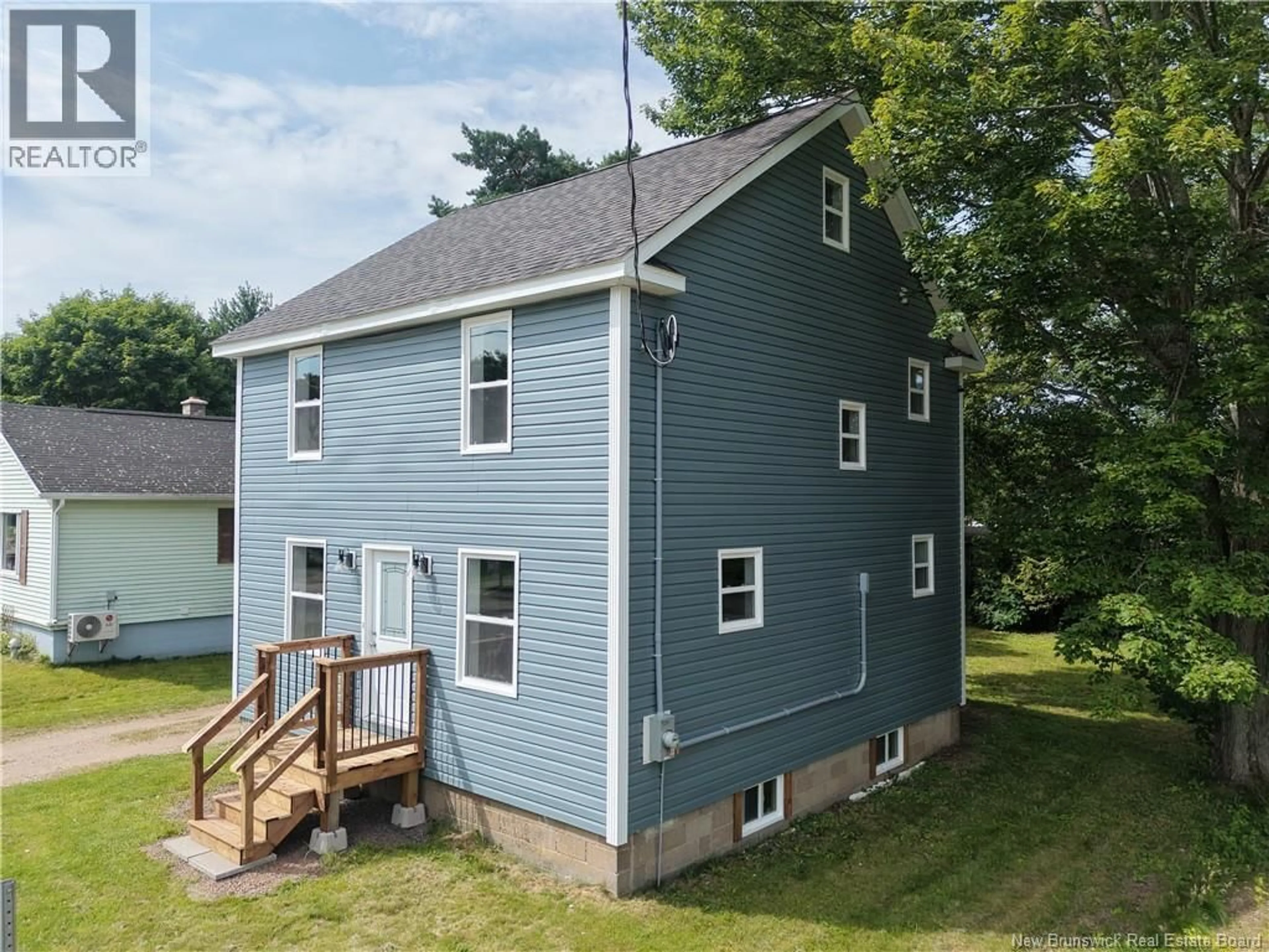 A pic from outside/outdoor area/front of a property/back of a property/a pic from drone, building for 55 QUEEN STREET, Sussex New Brunswick E4E2A8