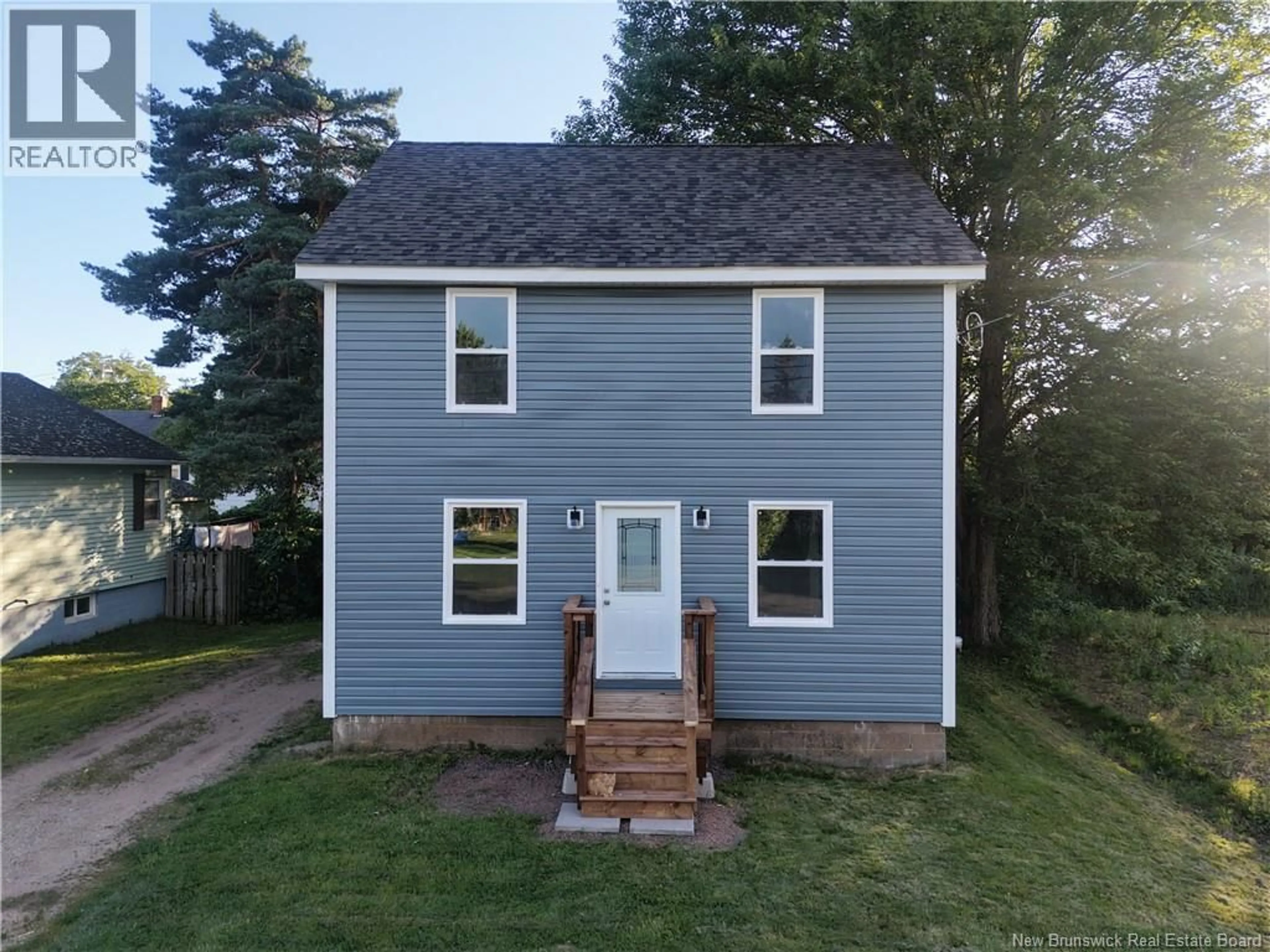 Home with vinyl exterior material, street for 55 QUEEN STREET, Sussex New Brunswick E4E2A8