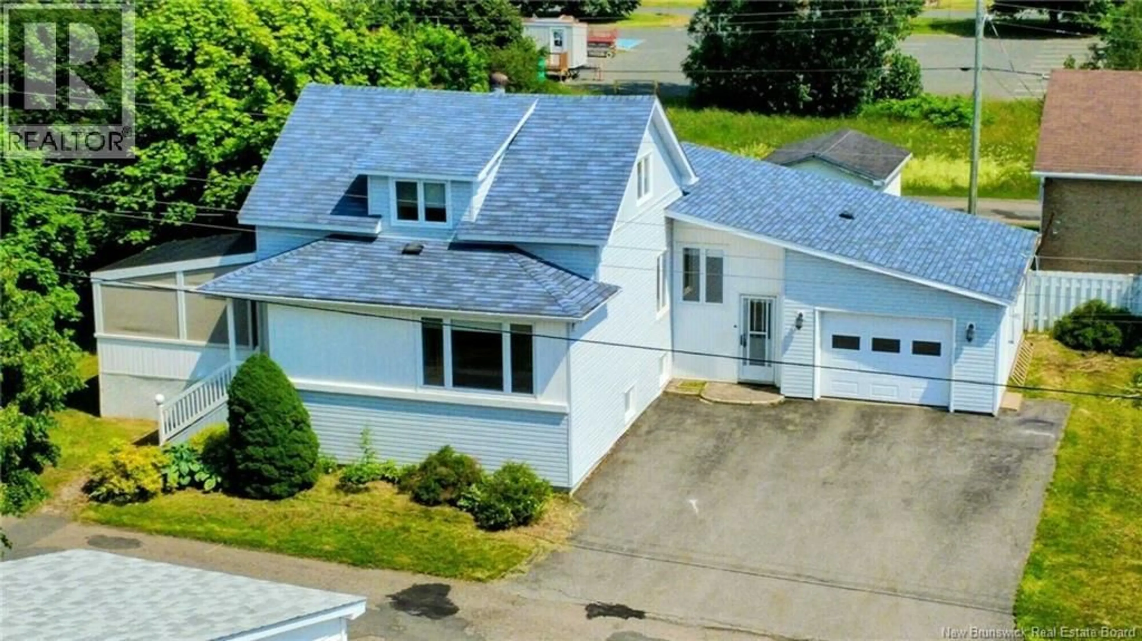 A pic from outside/outdoor area/front of a property/back of a property/a pic from drone, street for 134 RUE 13, Shippagan New Brunswick E8S1C8