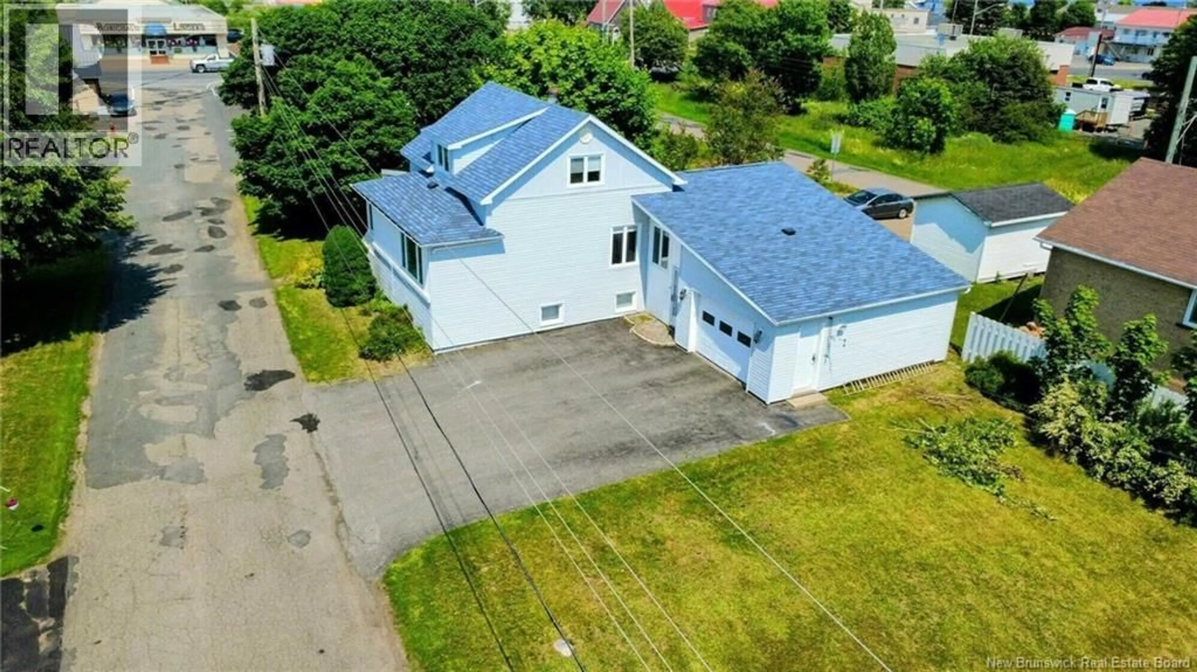 A pic from outside/outdoor area/front of a property/back of a property/a pic from drone, building for 134 RUE 13, Shippagan New Brunswick E8S1C8
