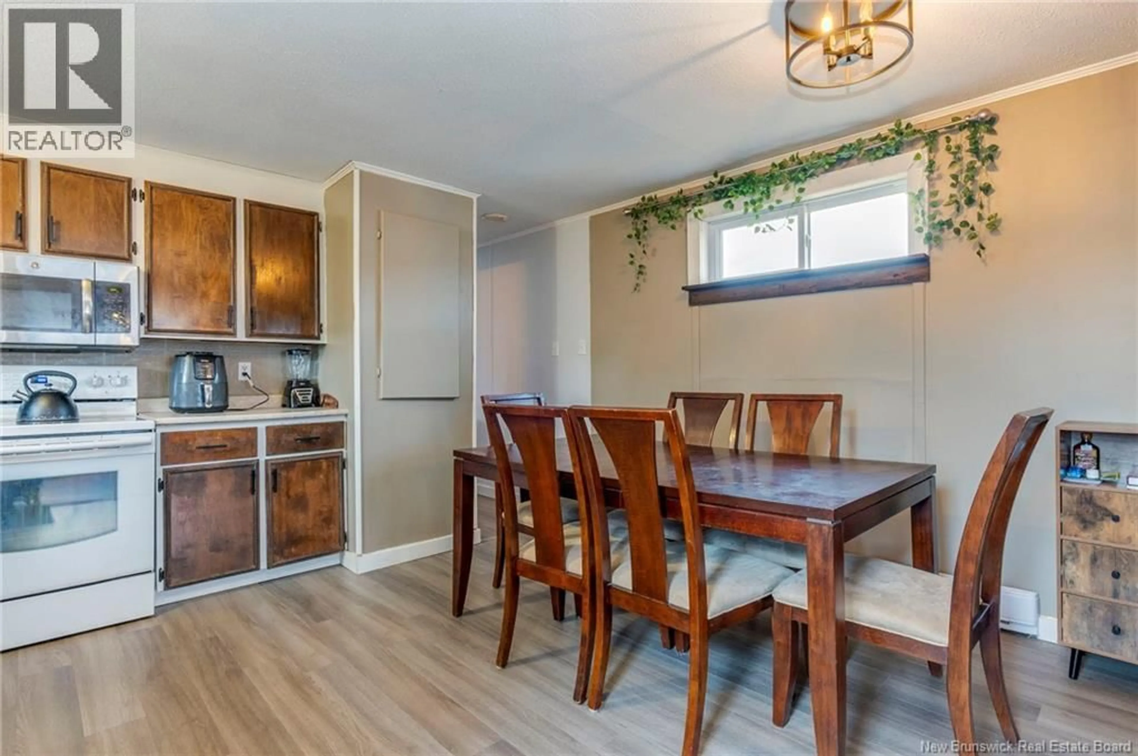 Dining room, wood/laminate floor for 94 WEISNER, Lakeville New Brunswick E1H1L6