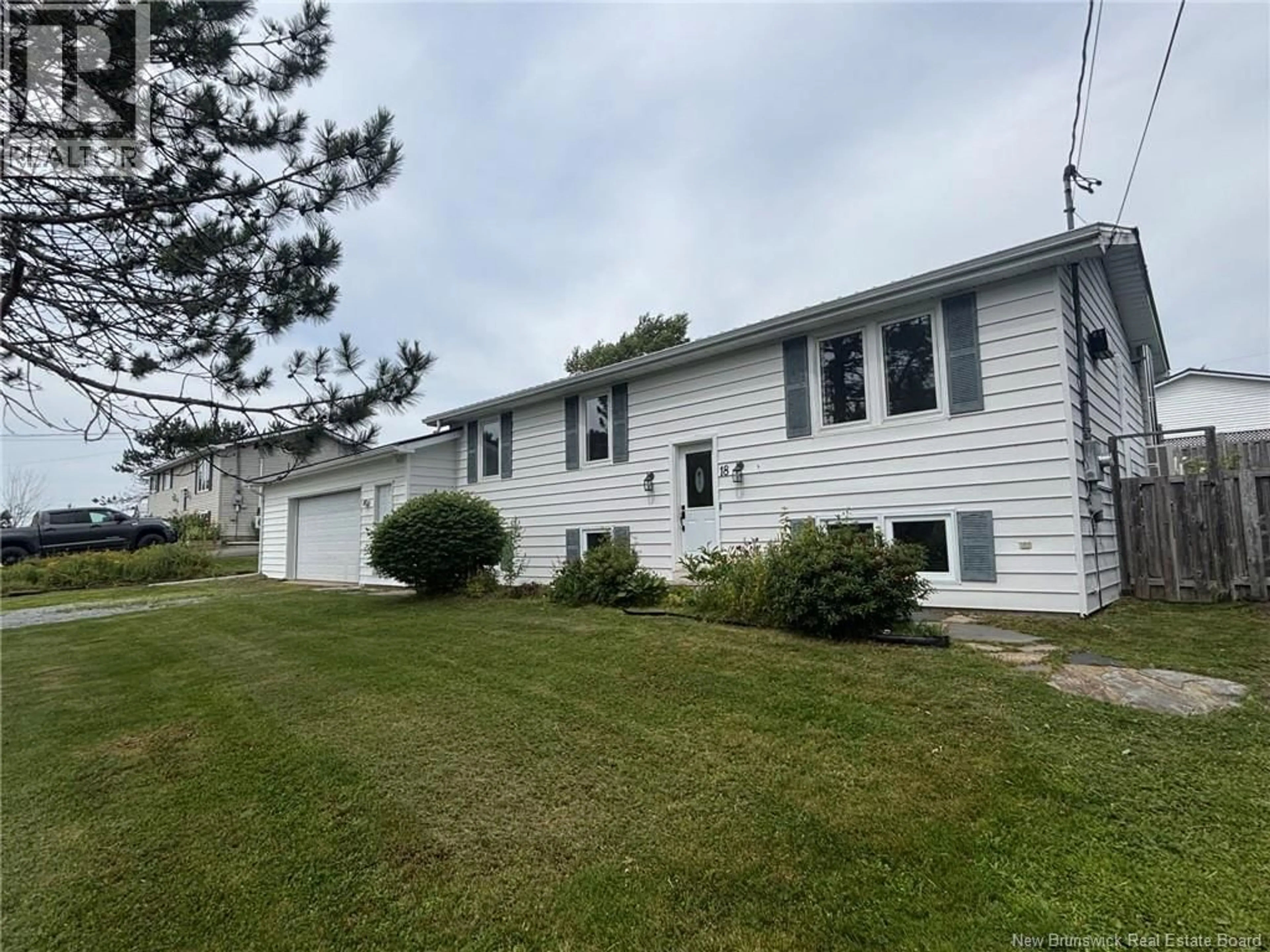 Home with vinyl exterior material, water/lake/river/ocean view for 18 PRINCE WILLIAM STREET, St George New Brunswick E5C3L8