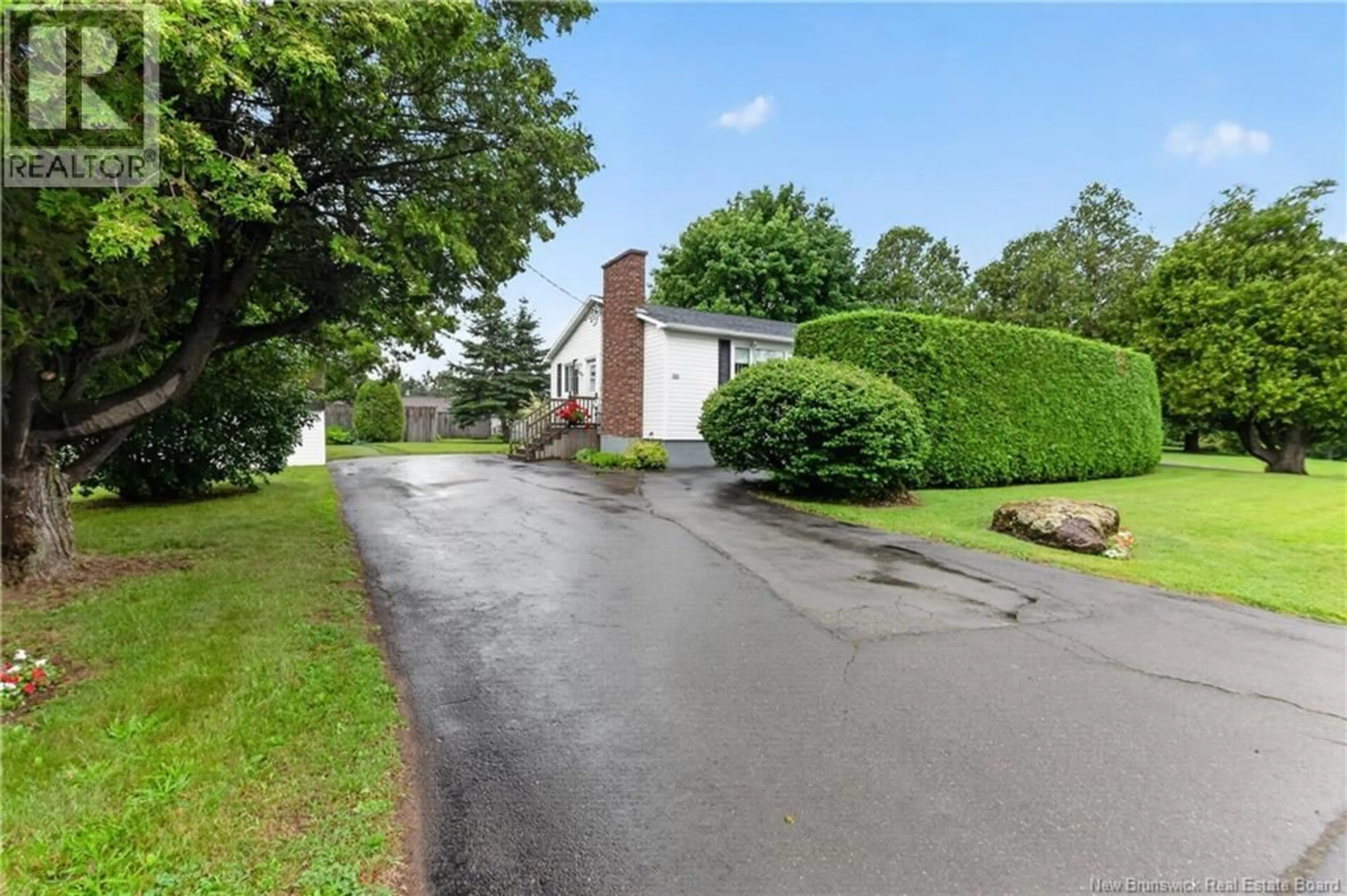 A pic from outside/outdoor area/front of a property/back of a property/a pic from drone, street for 99 SUMMIT AVENUE, Sussex New Brunswick E4E1A7