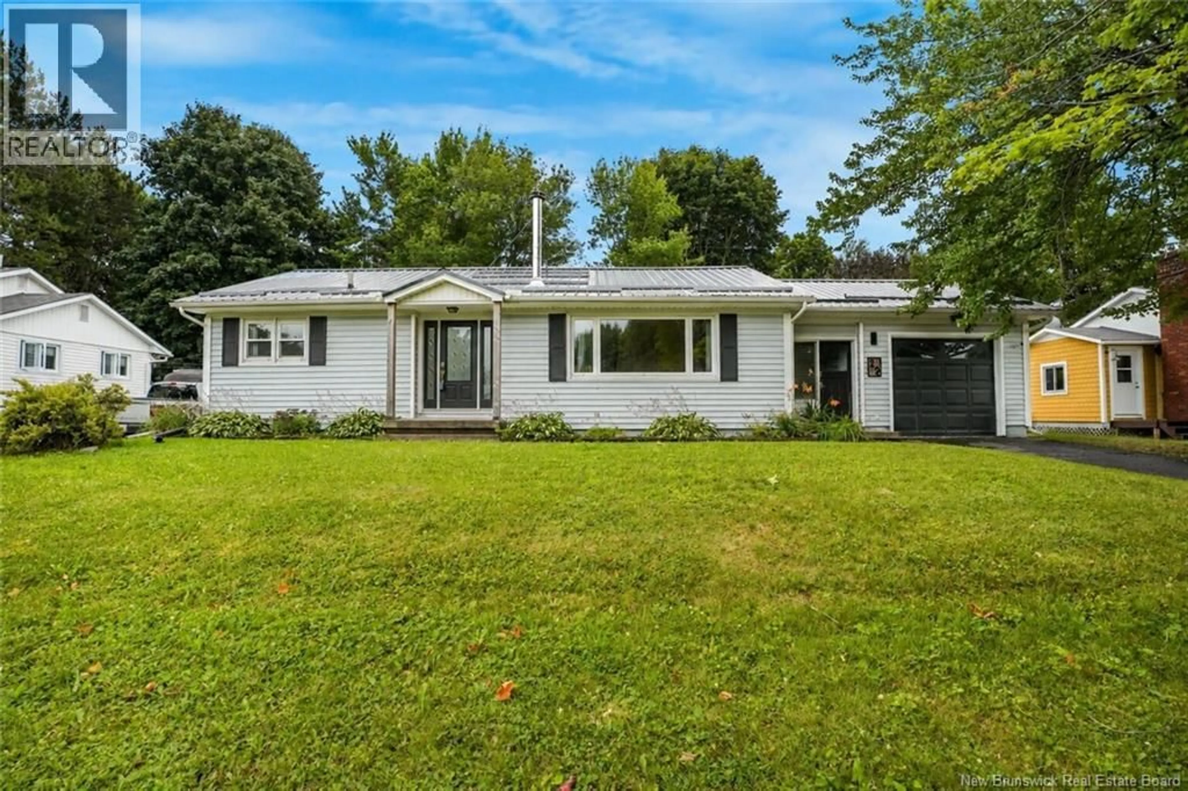Home with vinyl exterior material, unknown for 22 BIRCHCROFT DRIVE, Fredericton New Brunswick E3C1K7