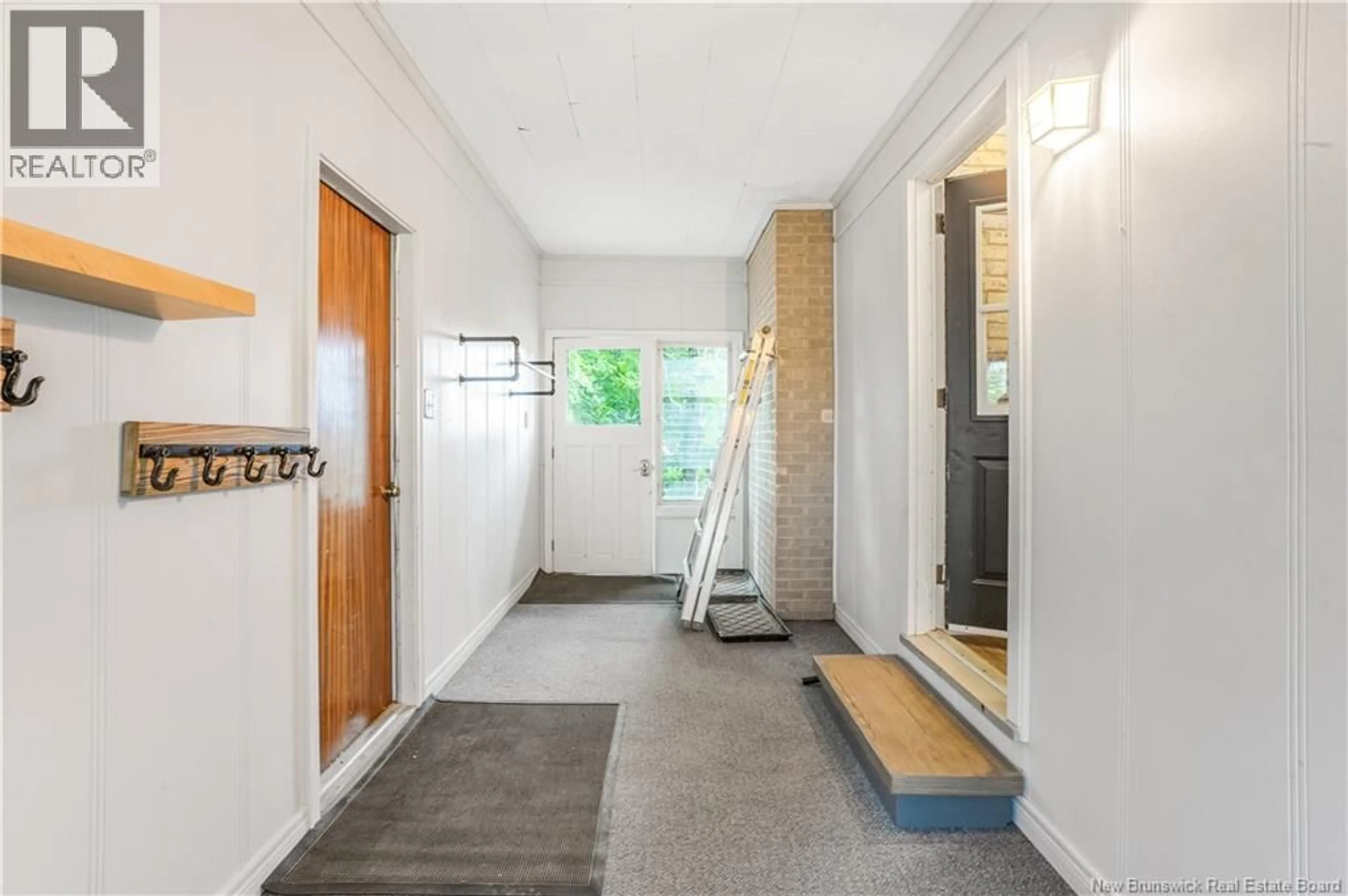 Indoor foyer for 22 BIRCHCROFT DRIVE, Fredericton New Brunswick E3C1K7