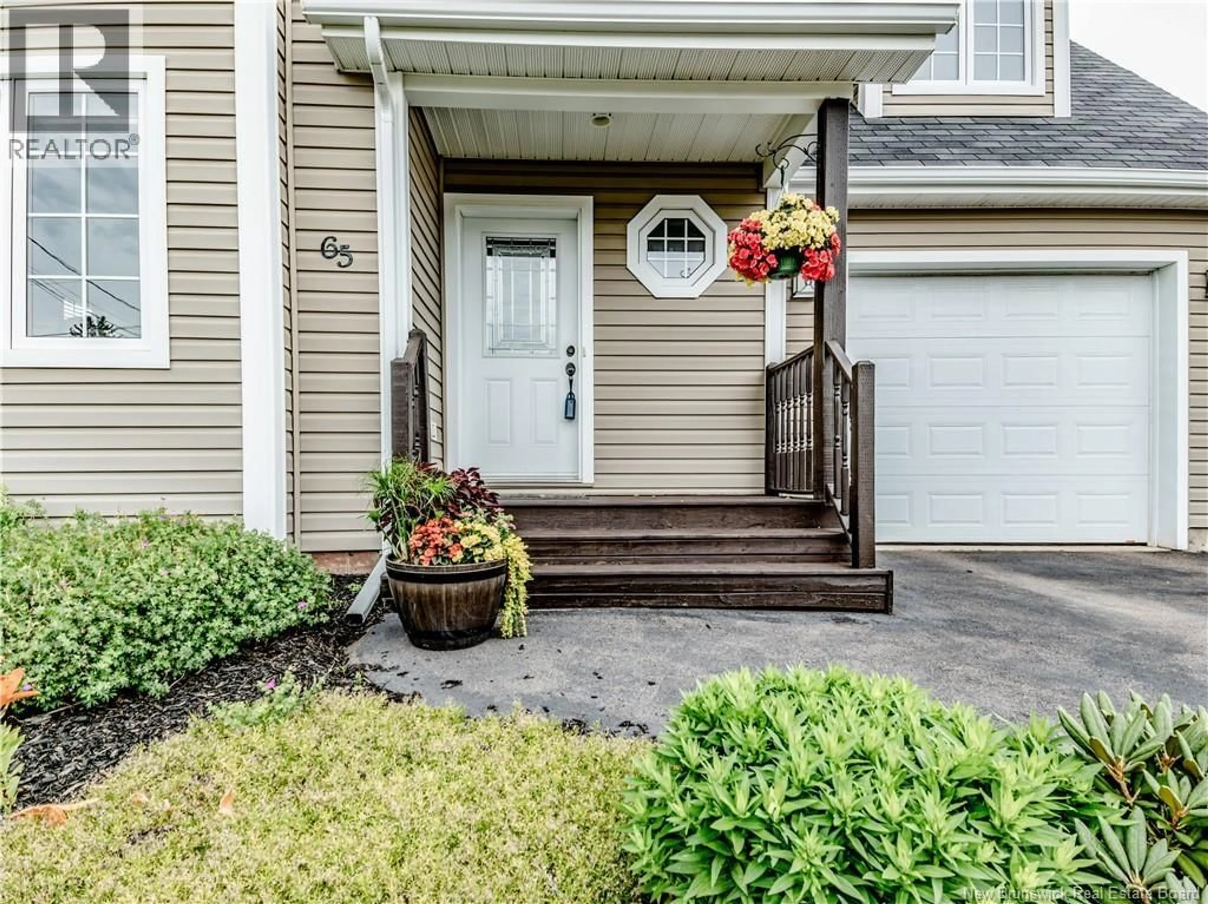 Indoor entryway for 65 CUMBERLAND, Moncton New Brunswick E1G0Z9