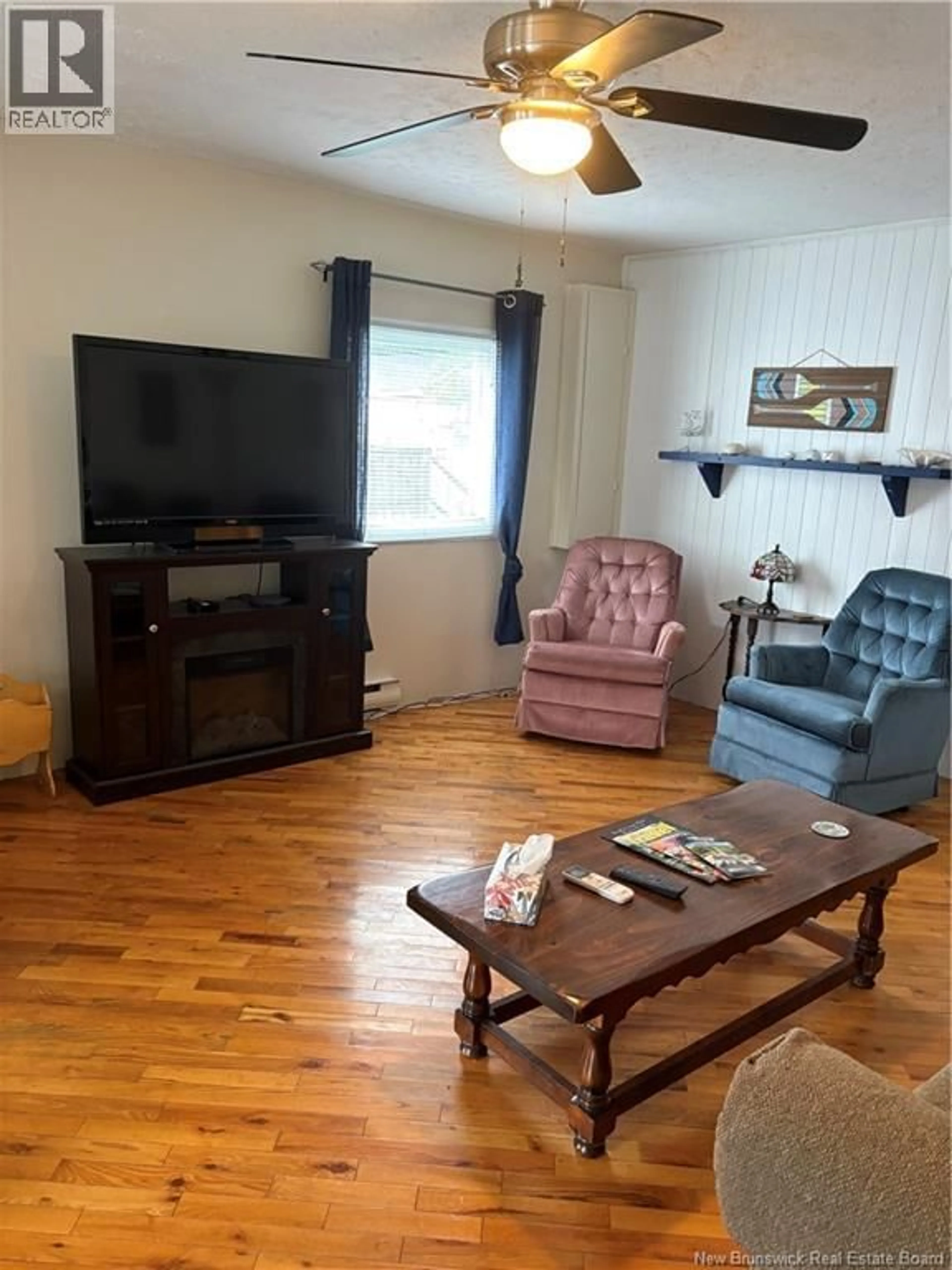 Living room with furniture, wood/laminate floor for 60 FIRST AVENUE, Pointe-Du-Chêne New Brunswick E4P4G3