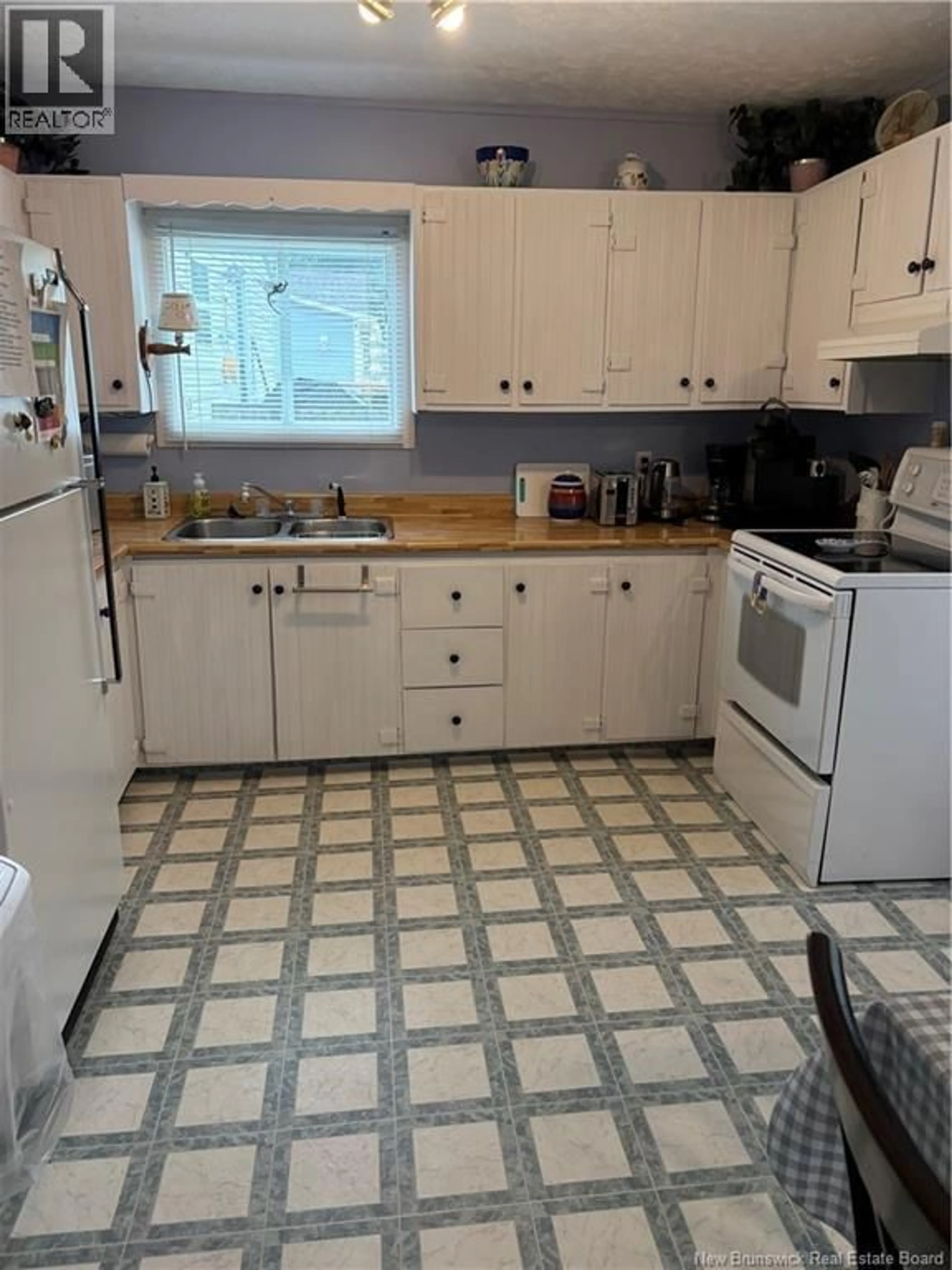 Standard kitchen, ceramic/tile floor for 60 FIRST AVENUE, Pointe-Du-Chêne New Brunswick E4P4G3