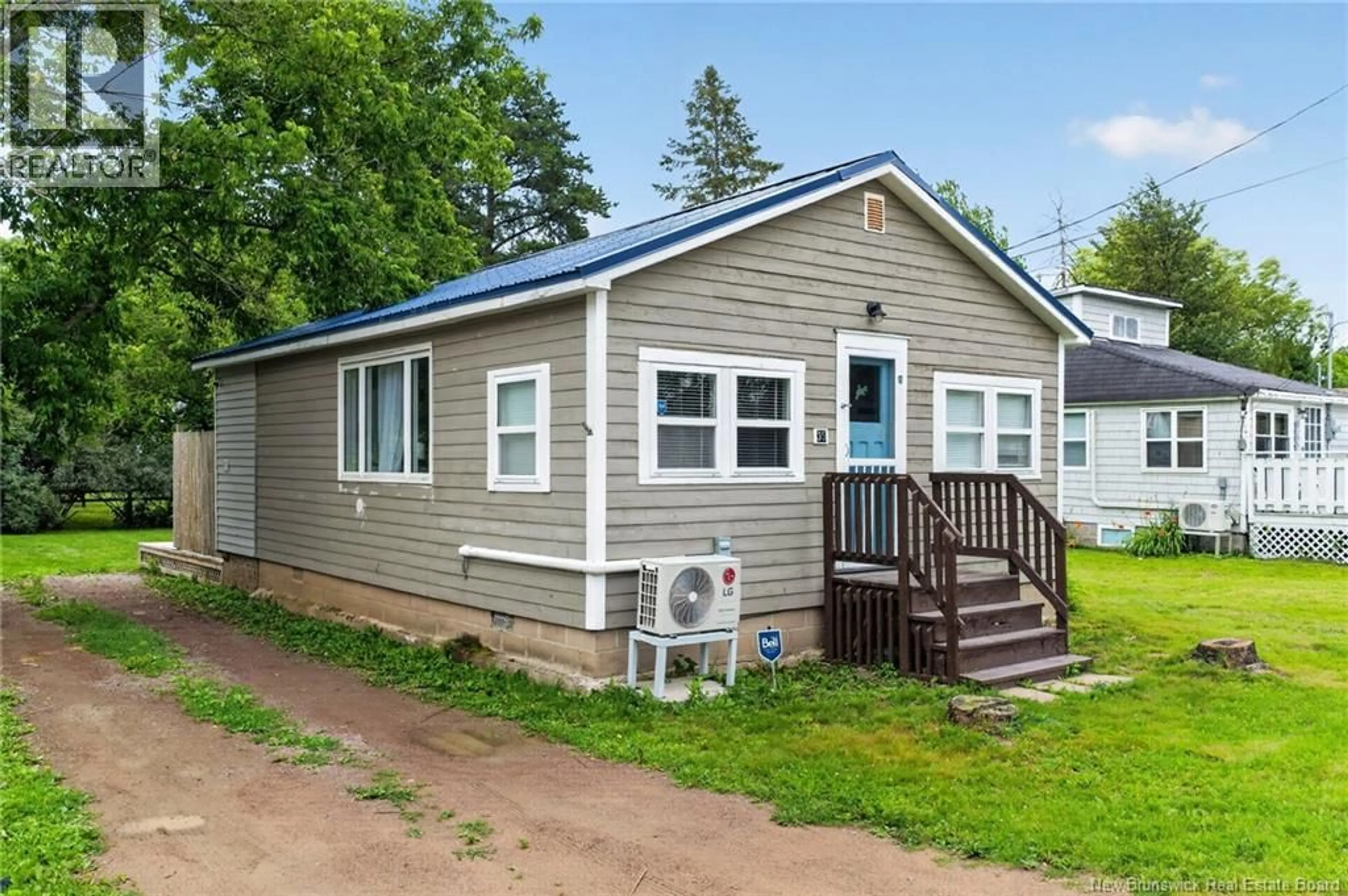 Home with vinyl exterior material, street for 35 SECOND AVENUE, Pointe-Du-Chêne New Brunswick E4P5B9