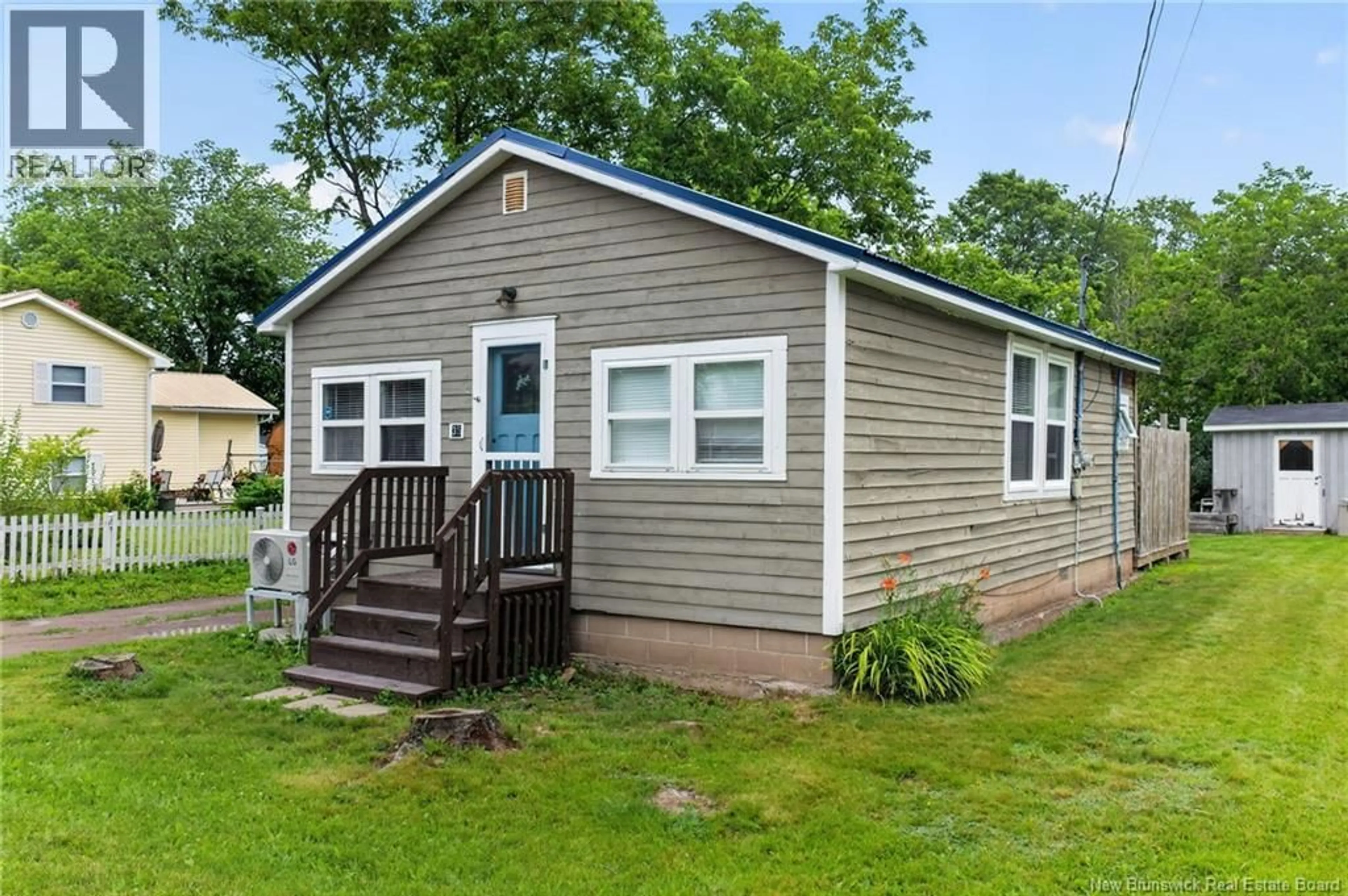 Home with vinyl exterior material, street for 35 SECOND AVENUE, Pointe-Du-Chêne New Brunswick E4P5B9