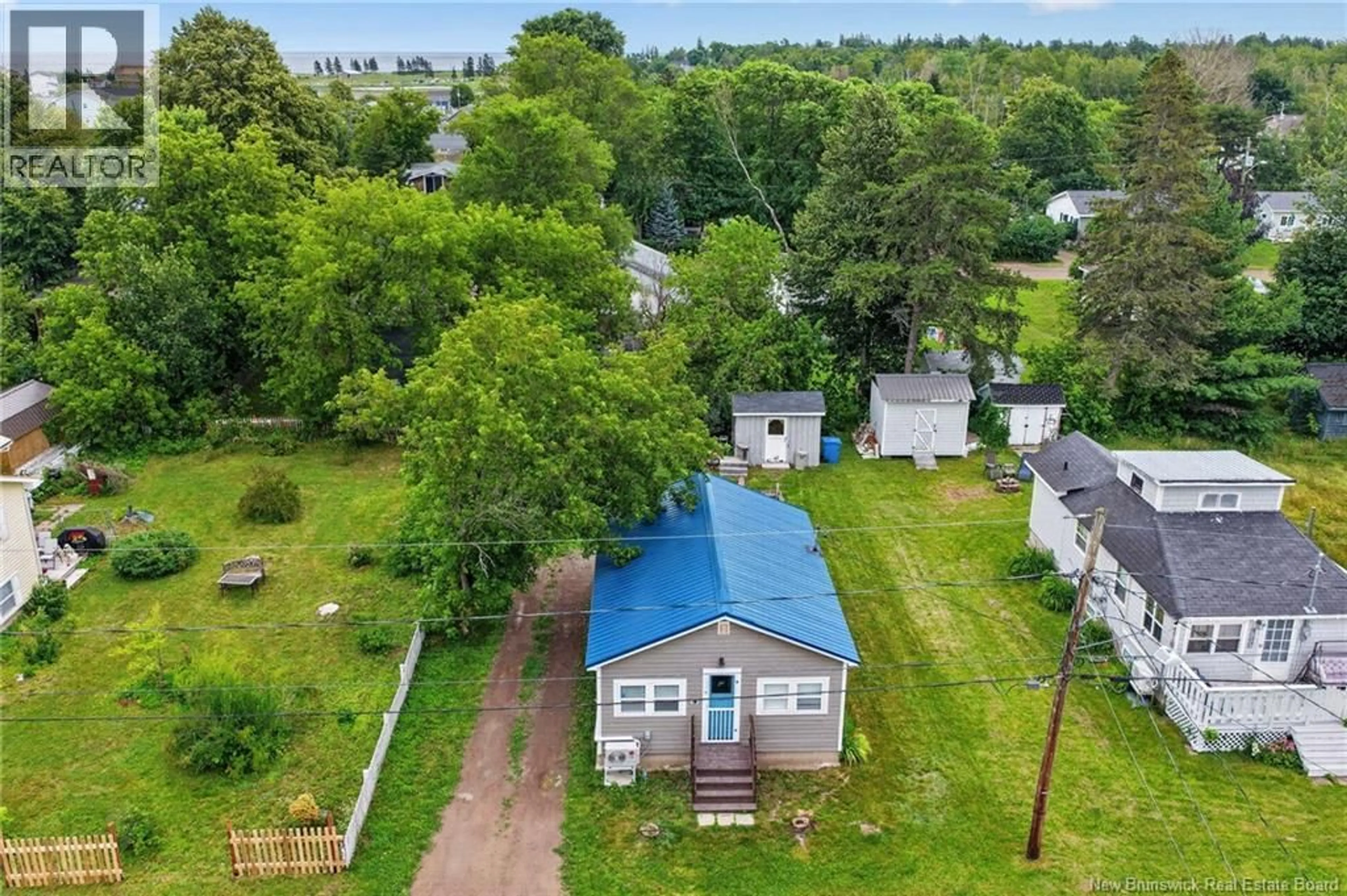 A pic from outside/outdoor area/front of a property/back of a property/a pic from drone, unknown for 35 SECOND AVENUE, Pointe-Du-Chêne New Brunswick E4P5B9