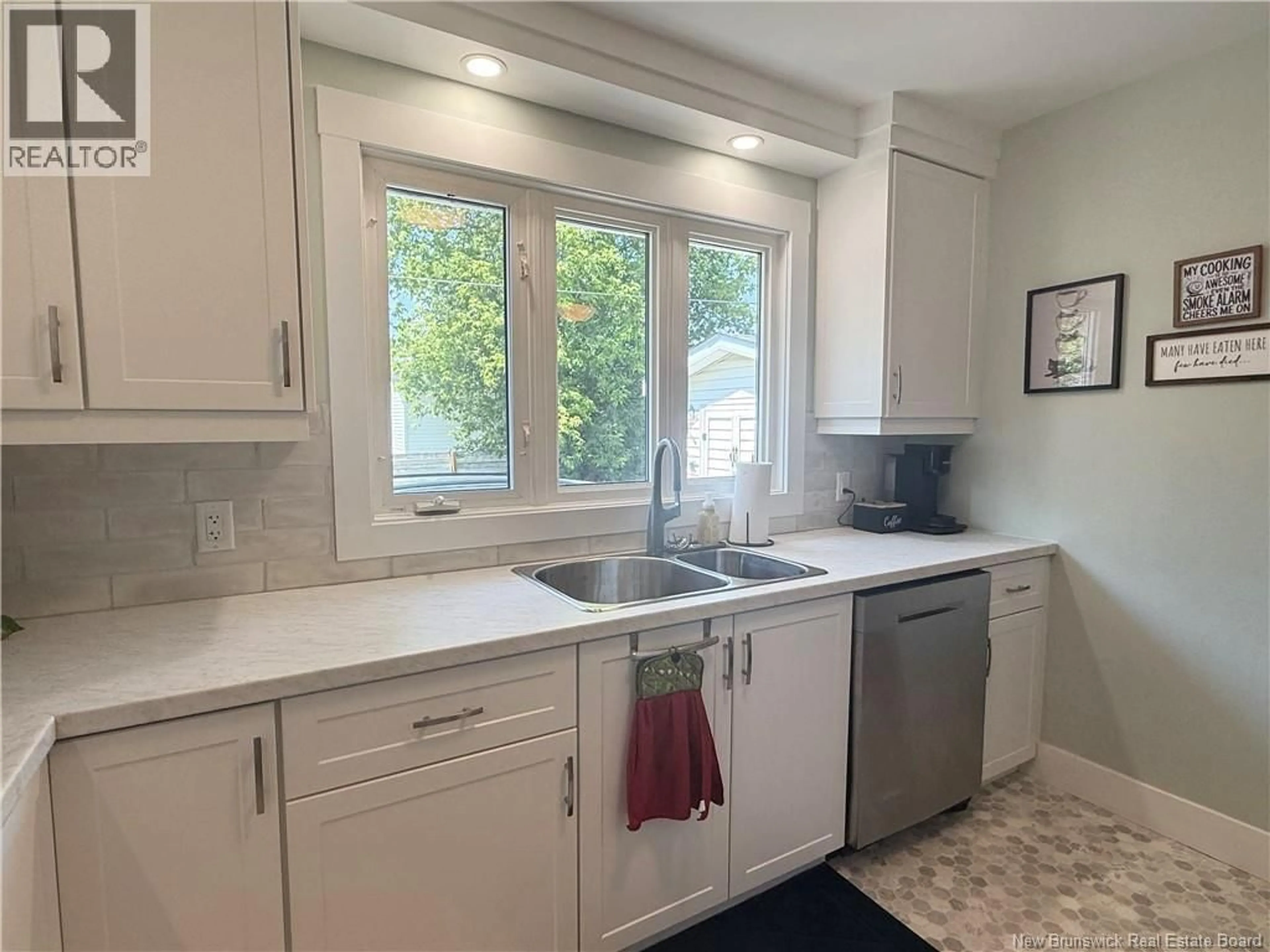 Standard kitchen, unknown for 261 HEATH COURT, Miramichi New Brunswick E1V2Y4