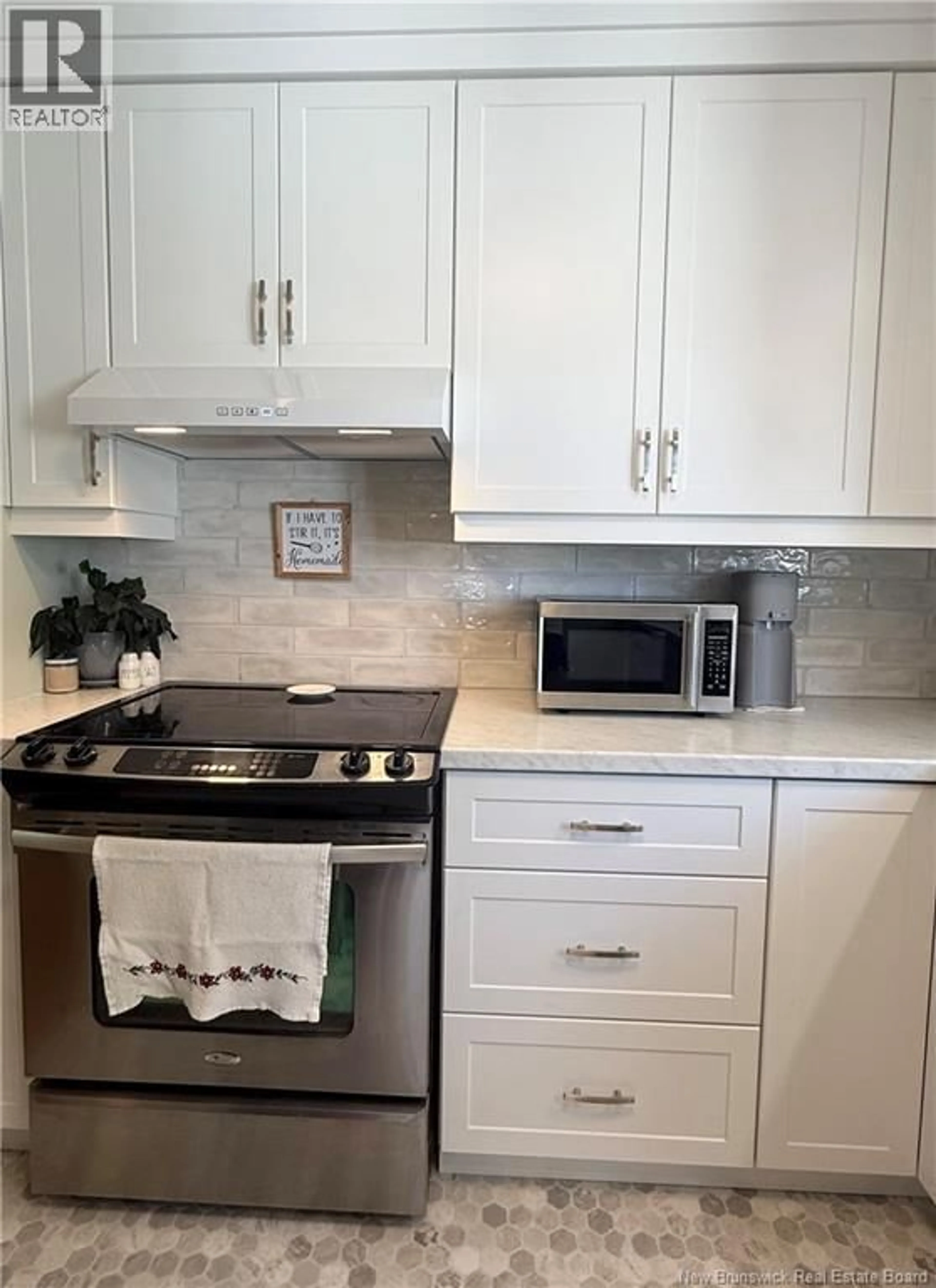 Standard kitchen, ceramic/tile floor for 261 HEATH COURT, Miramichi New Brunswick E1V2Y4