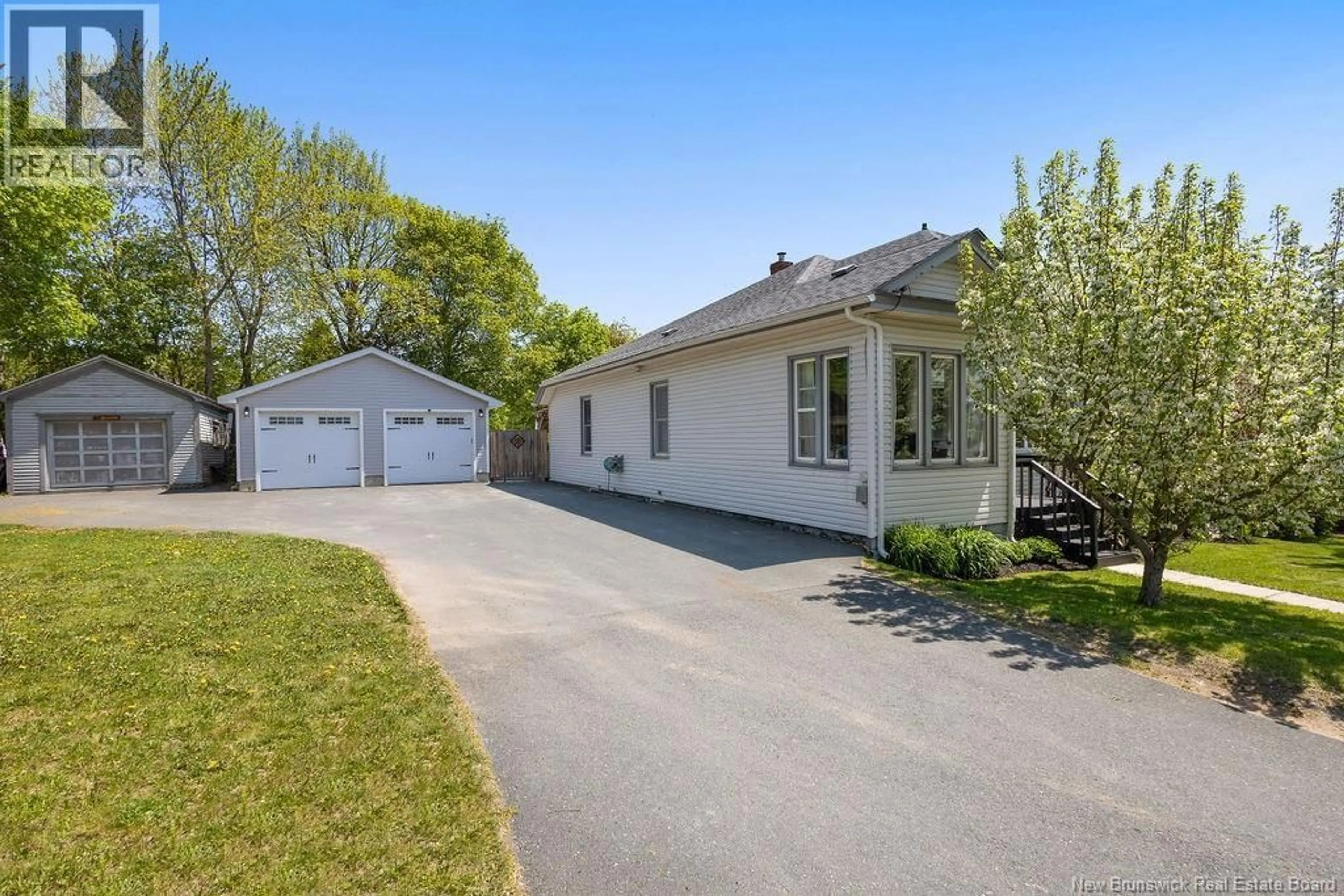 A pic from outside/outdoor area/front of a property/back of a property/a pic from drone, street for 260 RADIO STREET, Miramichi New Brunswick E1V2W5