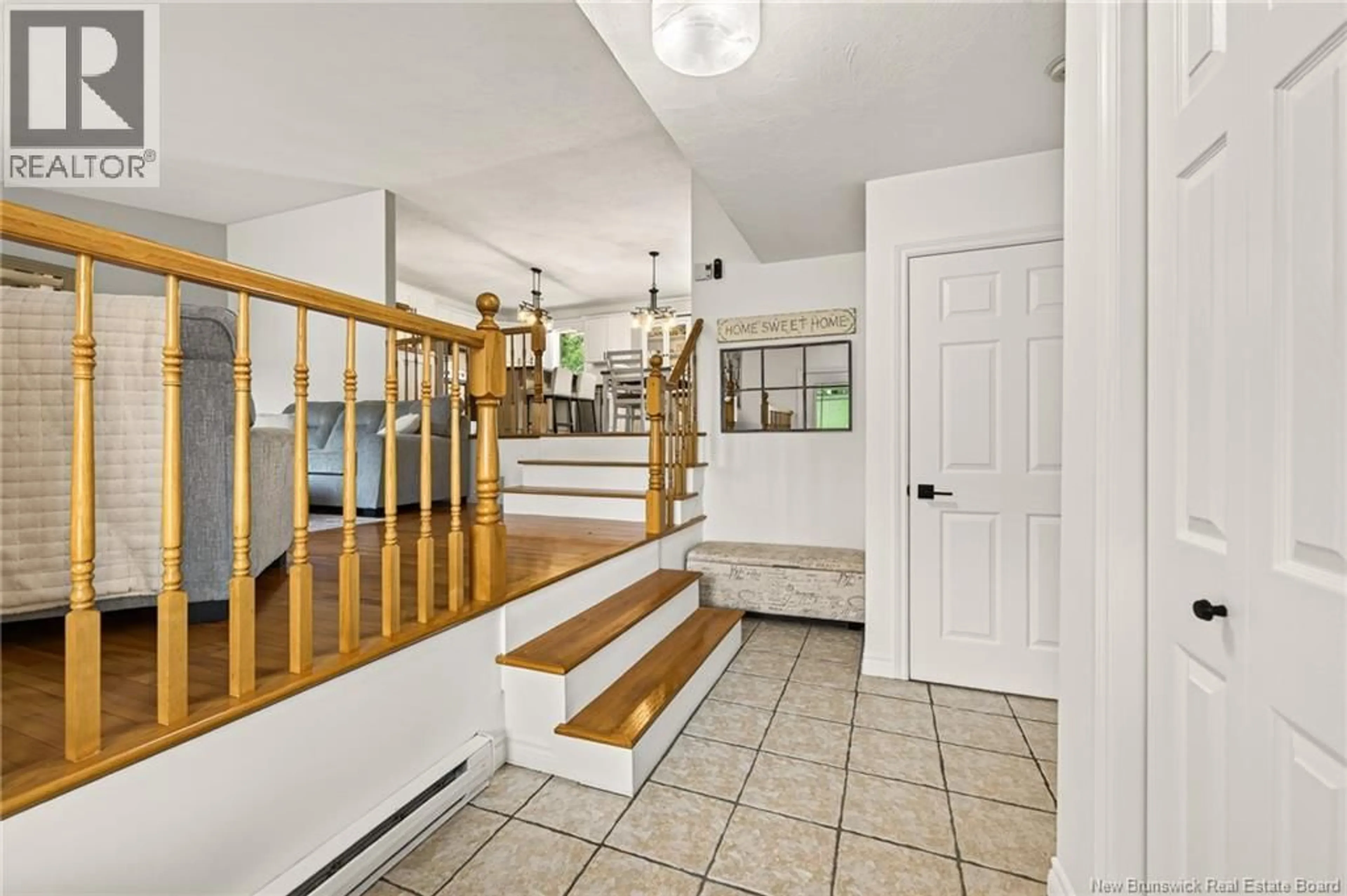 Indoor foyer for 33 ROBICHAUD COURT, Dieppe New Brunswick E1A7E4