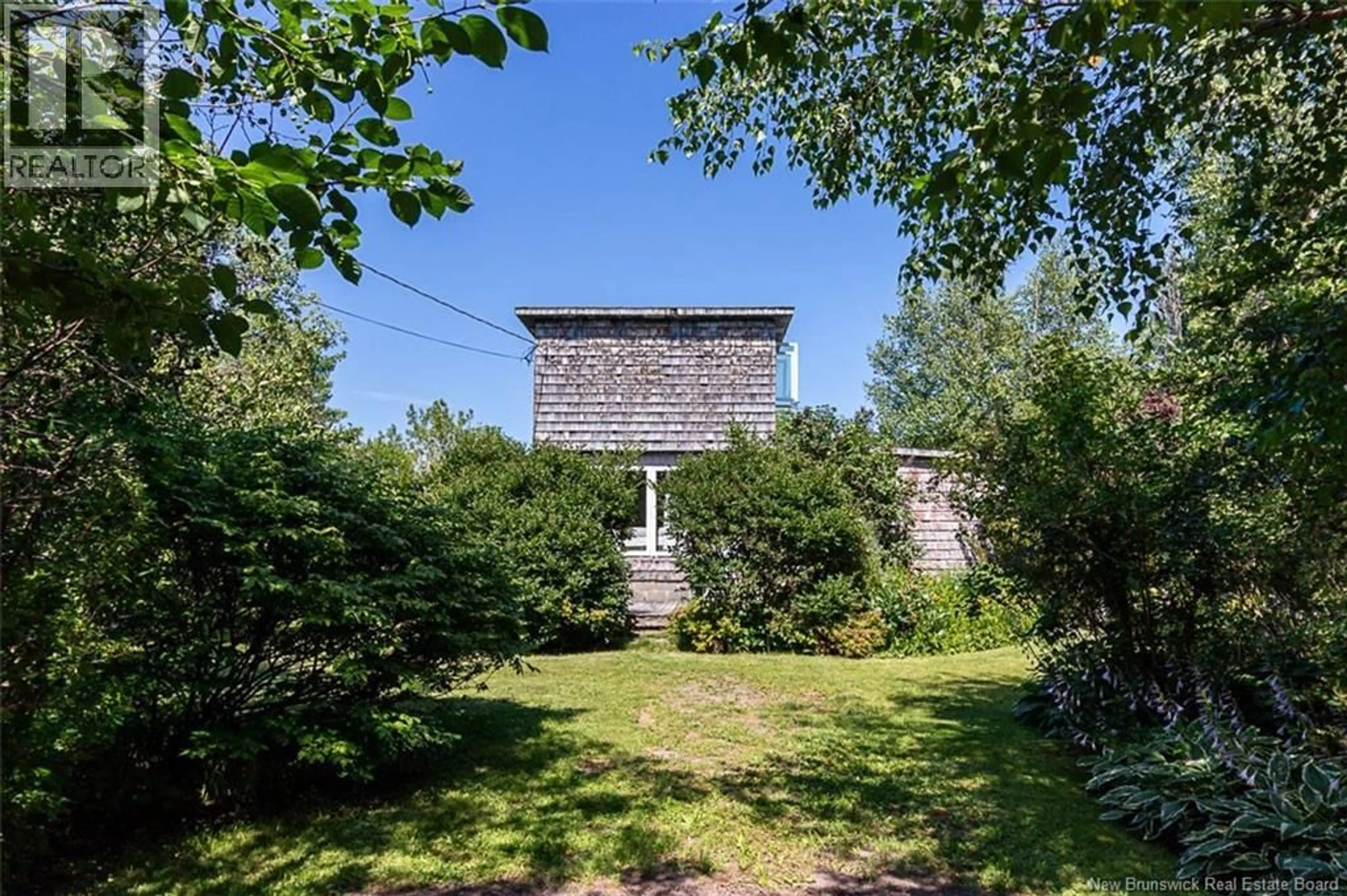A pic from outside/outdoor area/front of a property/back of a property/a pic from drone, building for 41 DE LA ROCHELLE AVENUE, Grande-Digue New Brunswick E4R4C8
