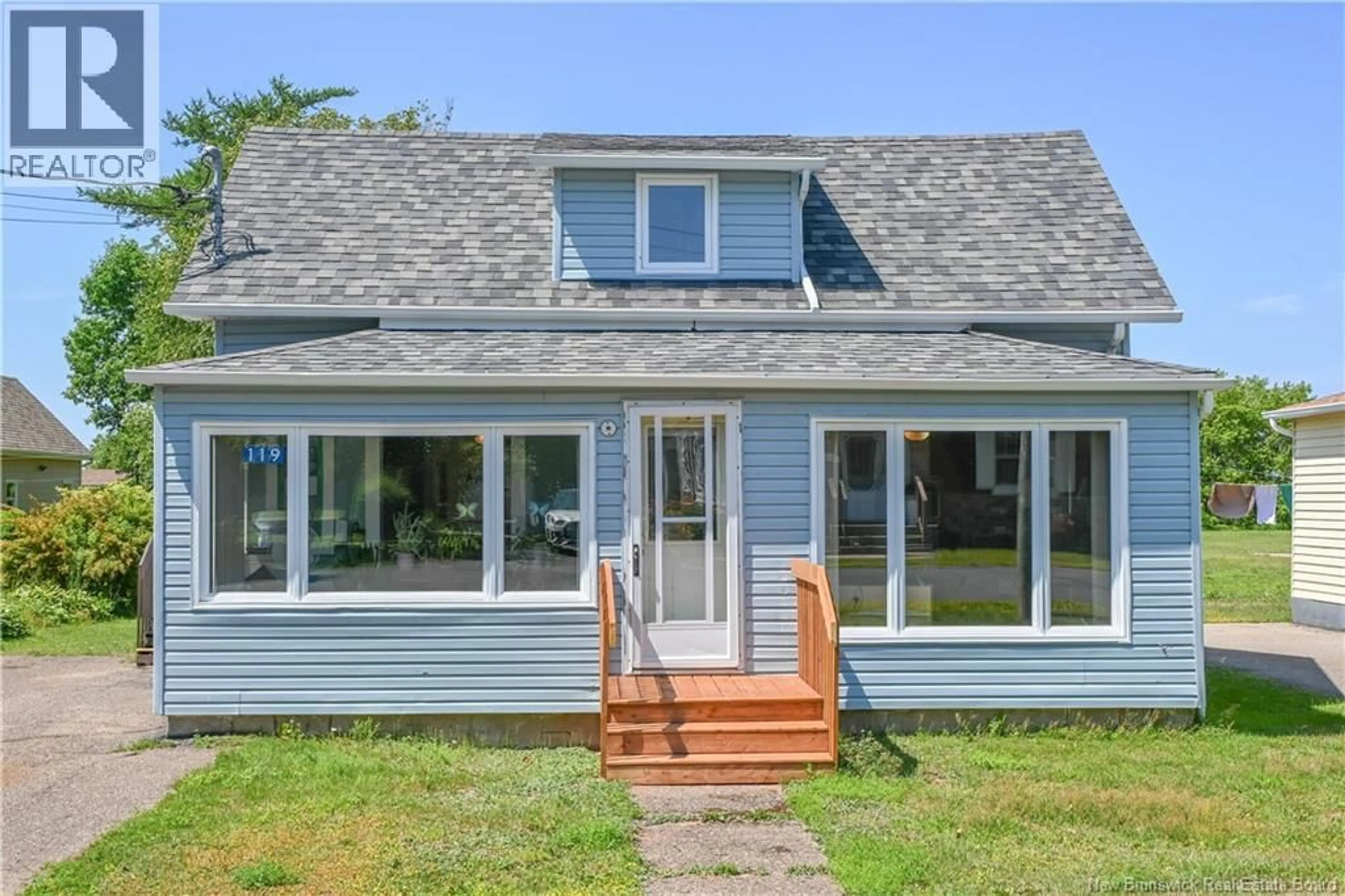 Home with vinyl exterior material, unknown for 119 DEGRÂCE STREET, Shippagan New Brunswick E8S1H2