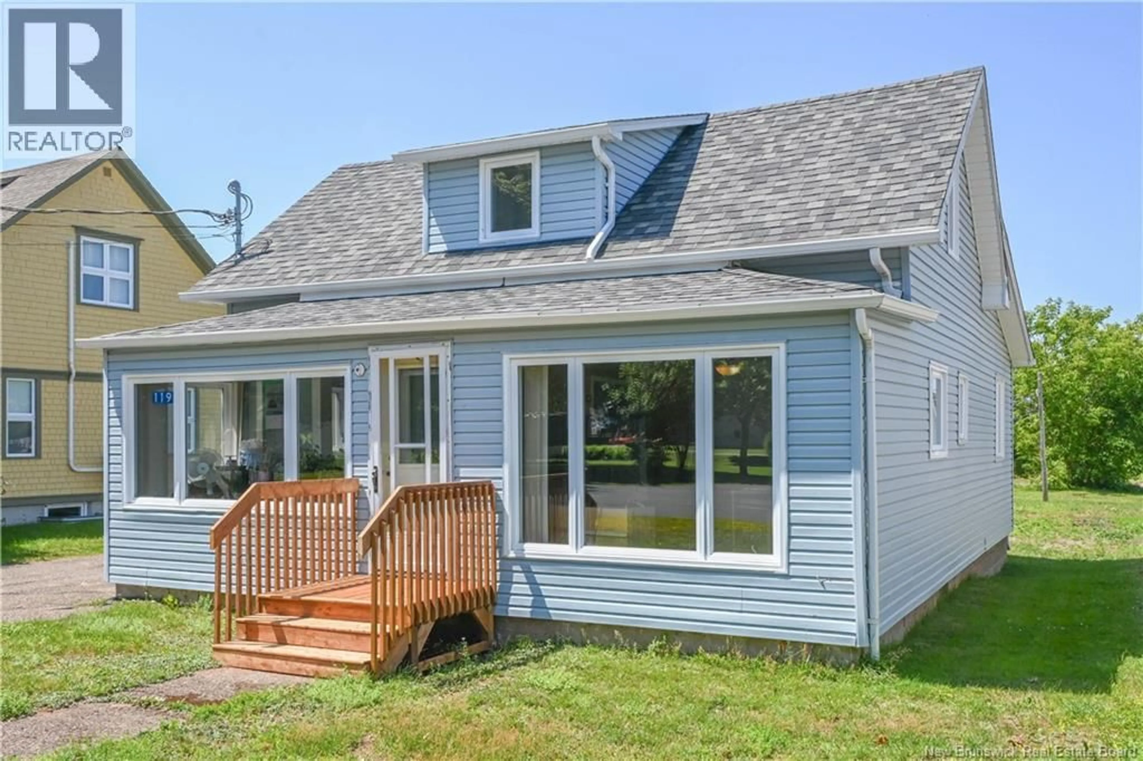 Home with vinyl exterior material, unknown for 119 DEGRÂCE STREET, Shippagan New Brunswick E8S1H2