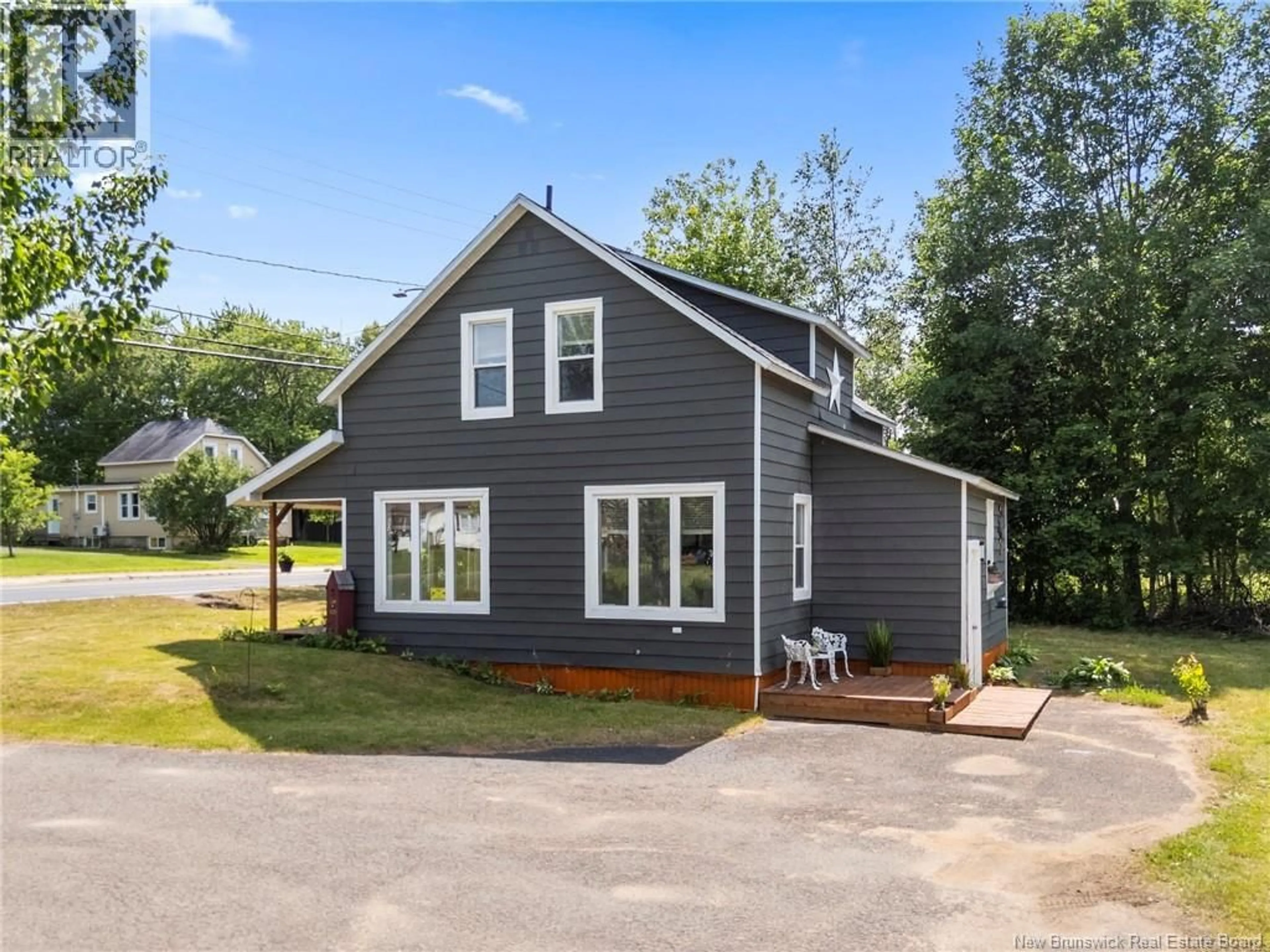 Home with vinyl exterior material, street for 433 PLEASANT DRIVE, Minto New Brunswick E4B2T2