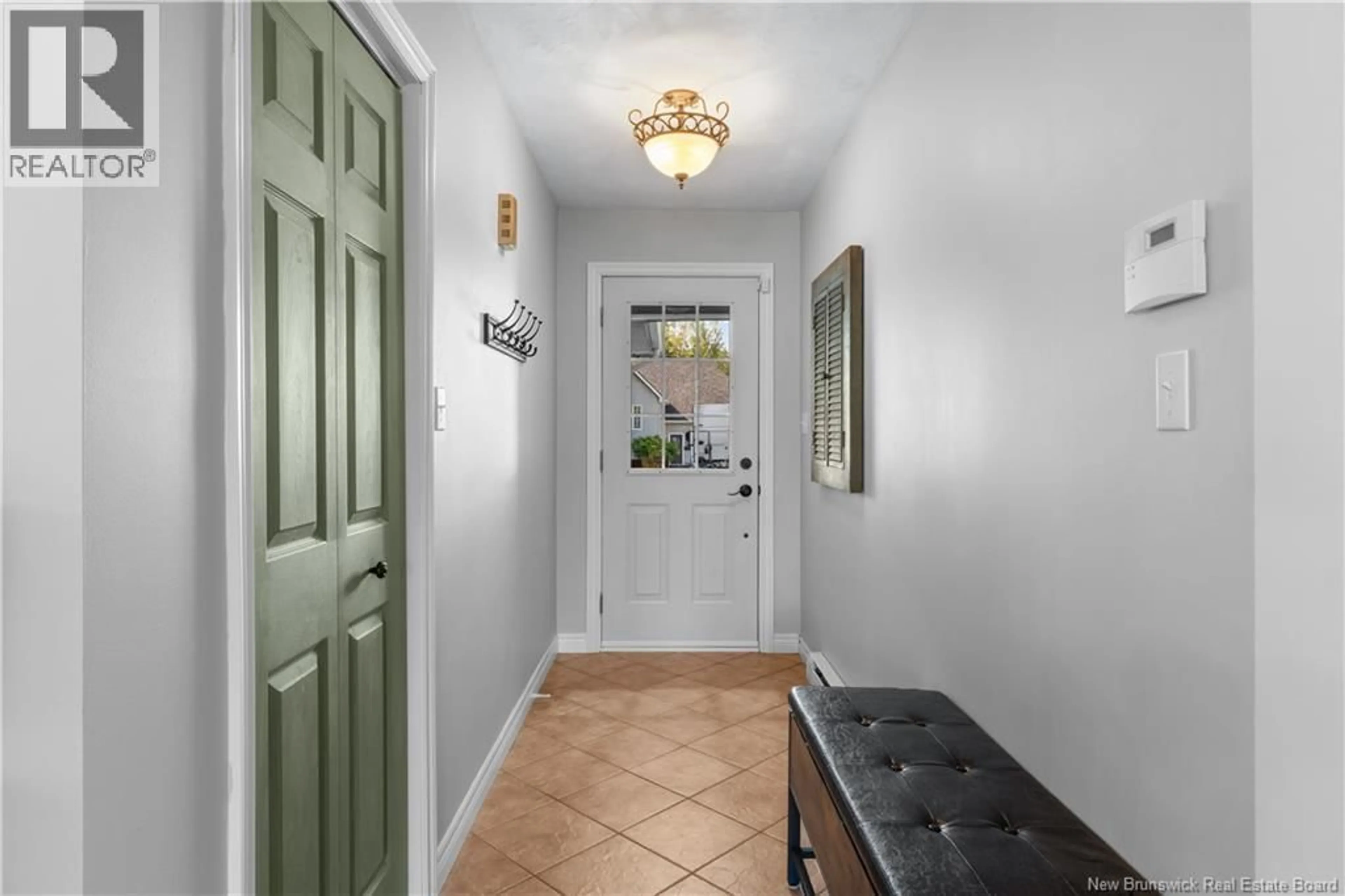 Indoor entryway for 98 AIRVIEW, Dieppe New Brunswick E1A5Y1
