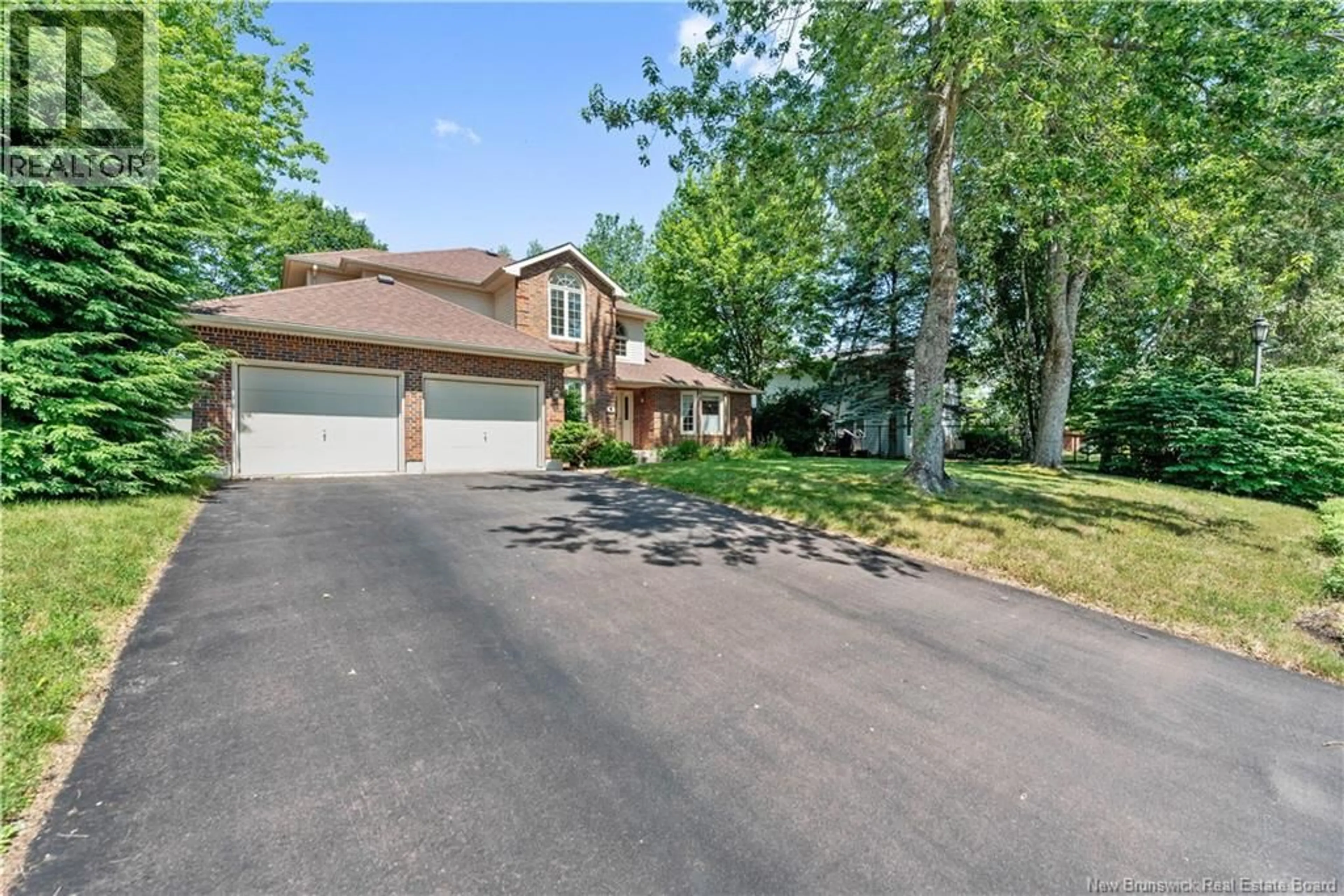 A pic from outside/outdoor area/front of a property/back of a property/a pic from drone, street for 5 ROXBOROUGH COURT, Riverview New Brunswick E1B4N7