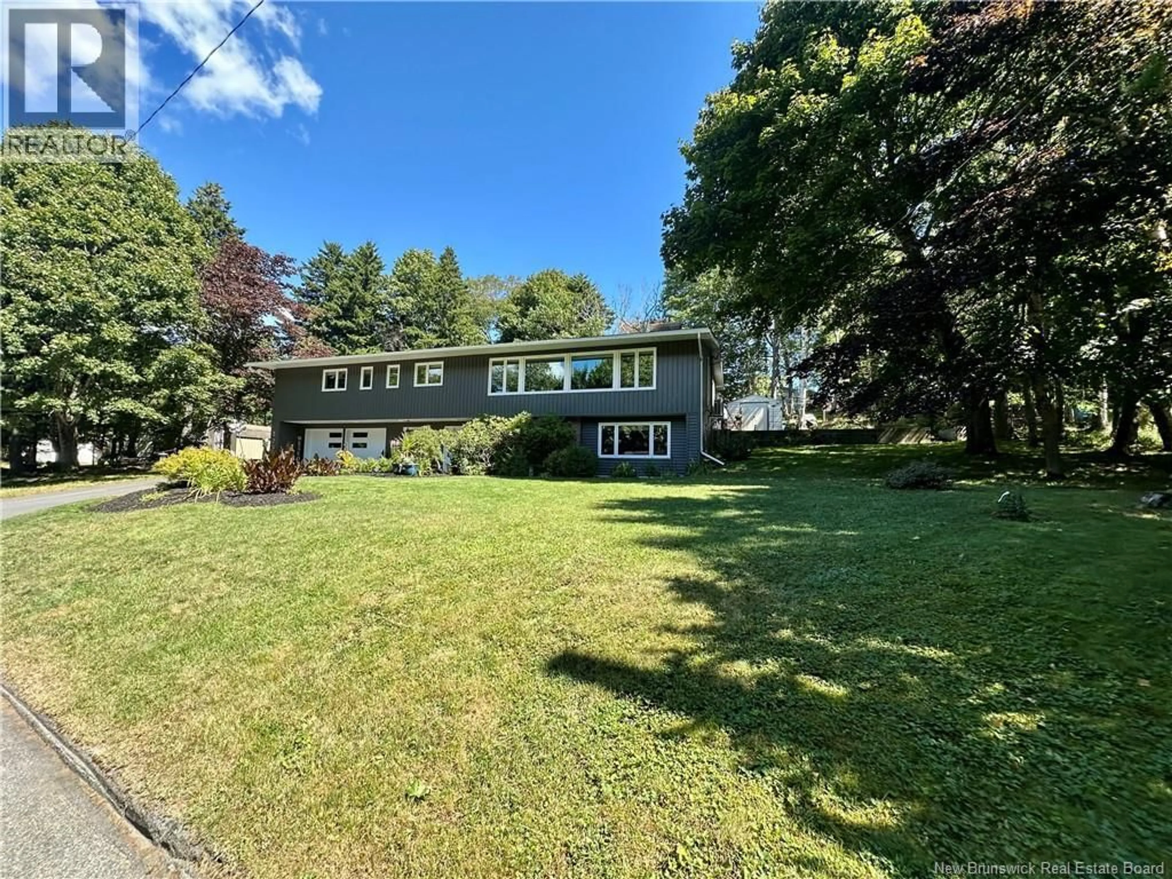 A pic from outside/outdoor area/front of a property/back of a property/a pic from drone, unknown for 829 EDGEHILL ROW, Saint John New Brunswick E2M4G6