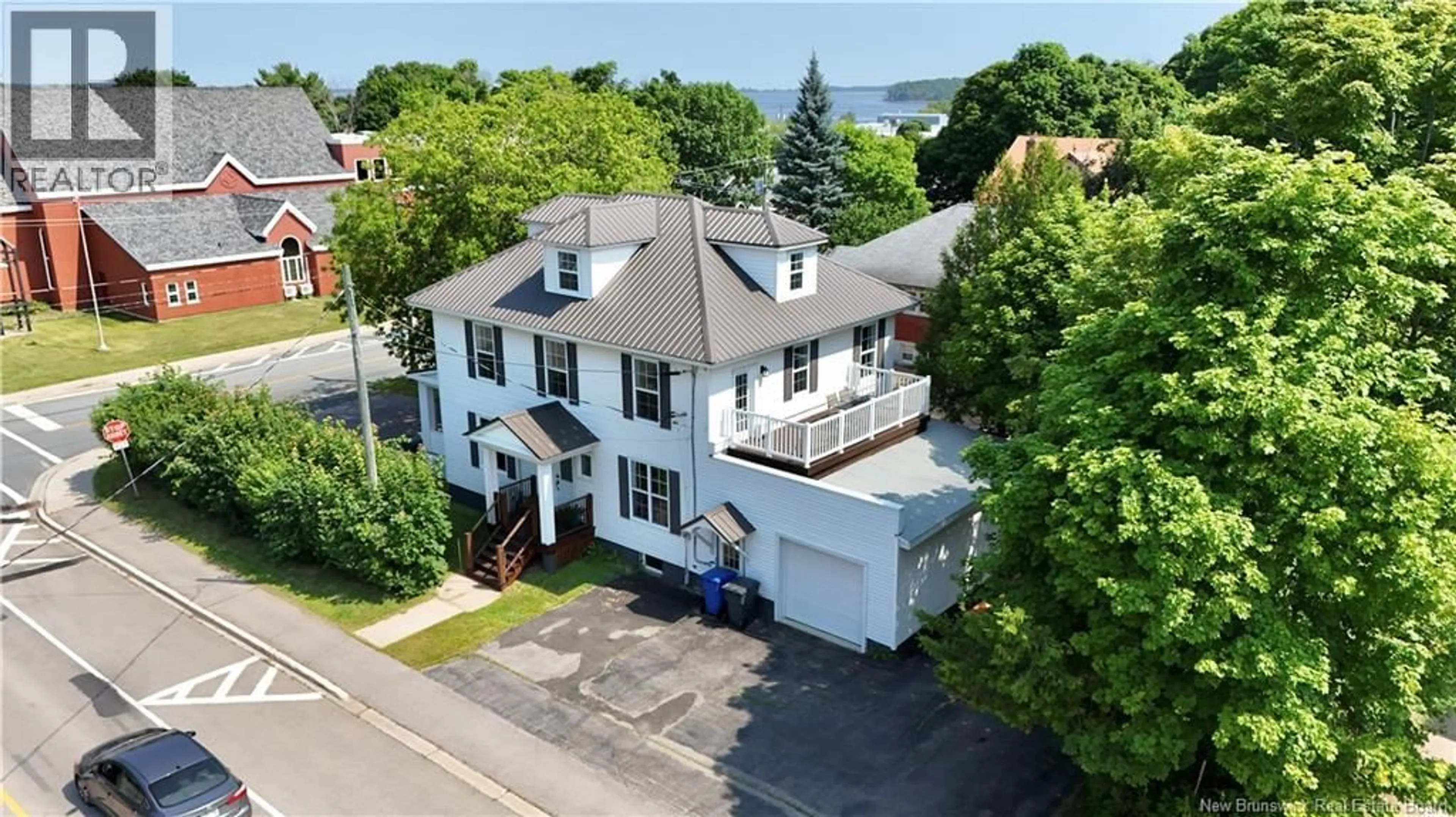 A pic from outside/outdoor area/front of a property/back of a property/a pic from drone, street for 515 MURRAY, Bathurst New Brunswick E2A1E3