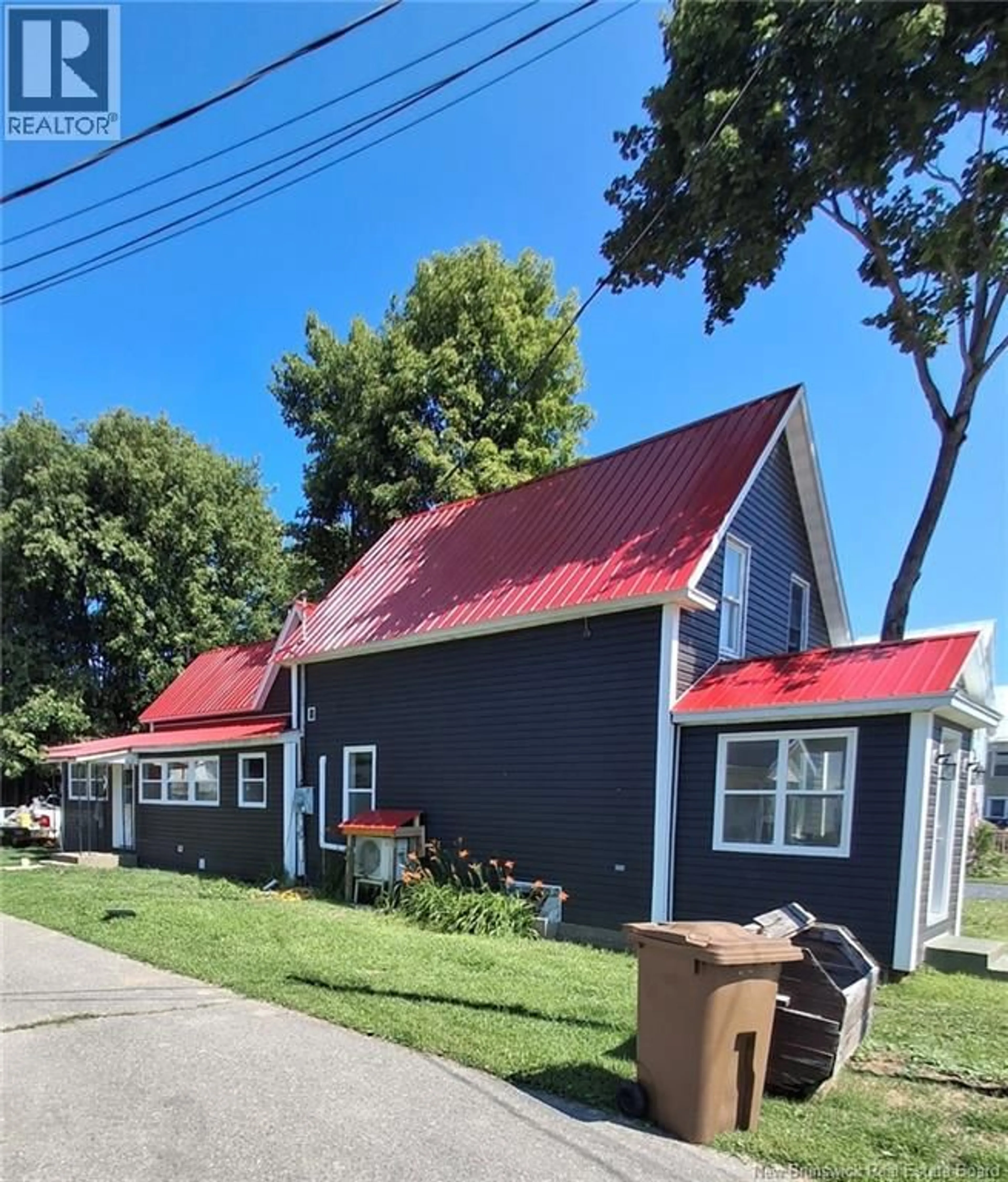 A pic from outside/outdoor area/front of a property/back of a property/a pic from drone, street for 148 UNION STREET, Woodstock New Brunswick E7M2C1