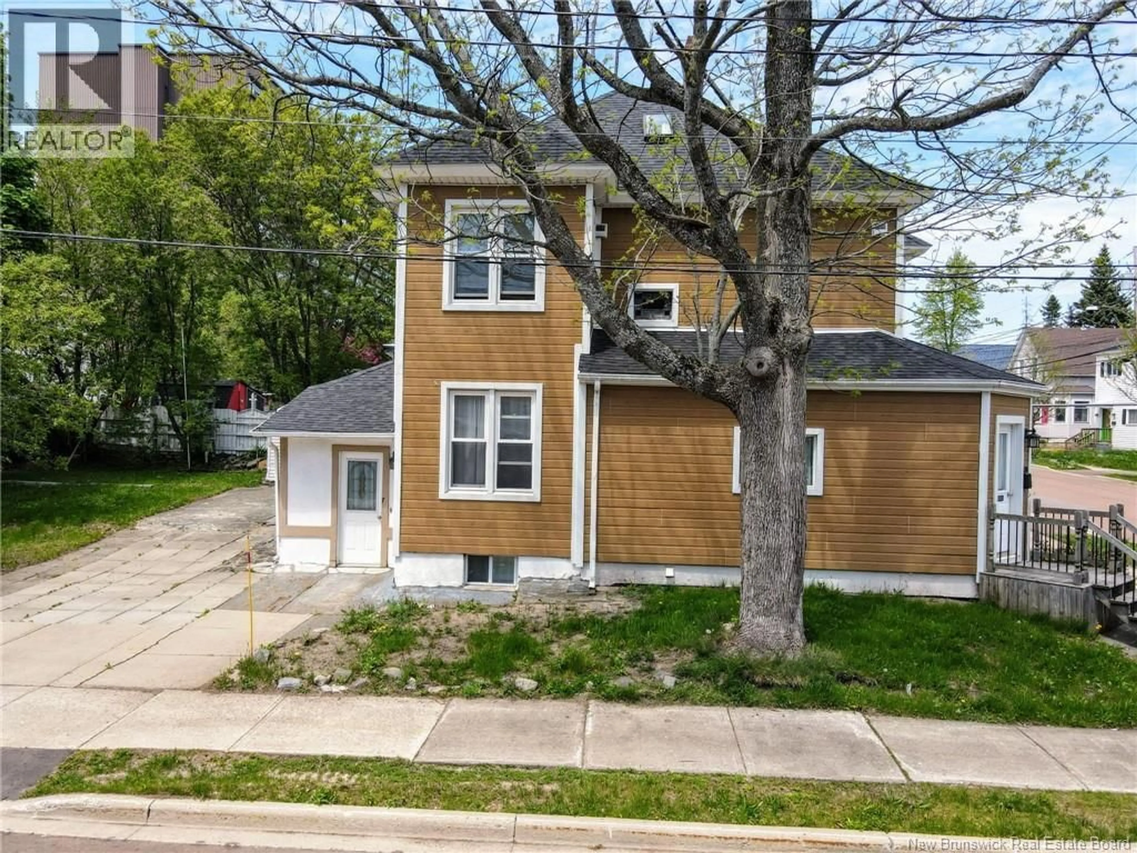 A pic from outside/outdoor area/front of a property/back of a property/a pic from drone, street for 110 CORNHILL, Moncton New Brunswick E1C6L1