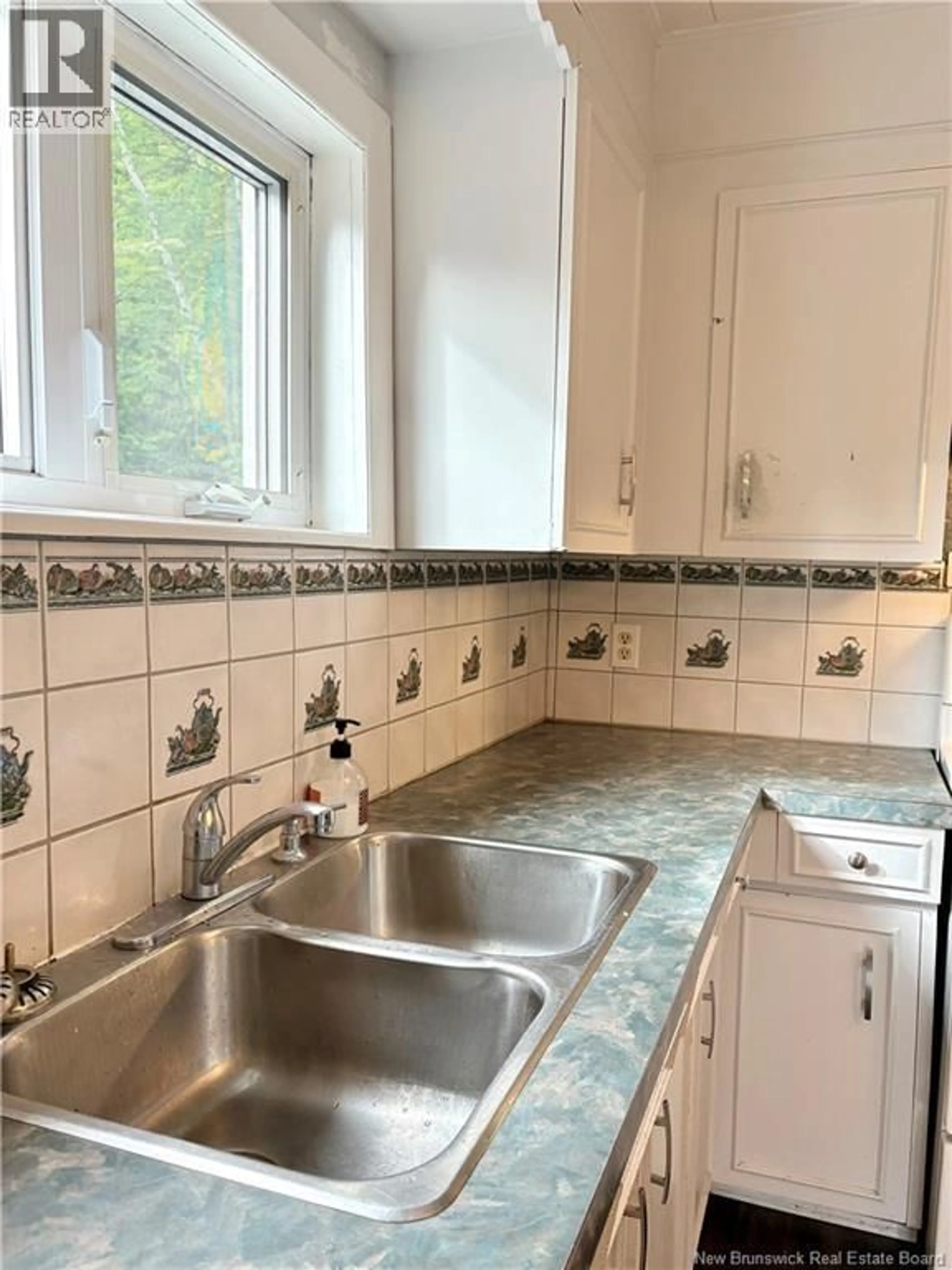 Standard kitchen, ceramic/tile floor for 498 CHEMIN CANADA CHEMIN, Edmundston New Brunswick E3V1W4