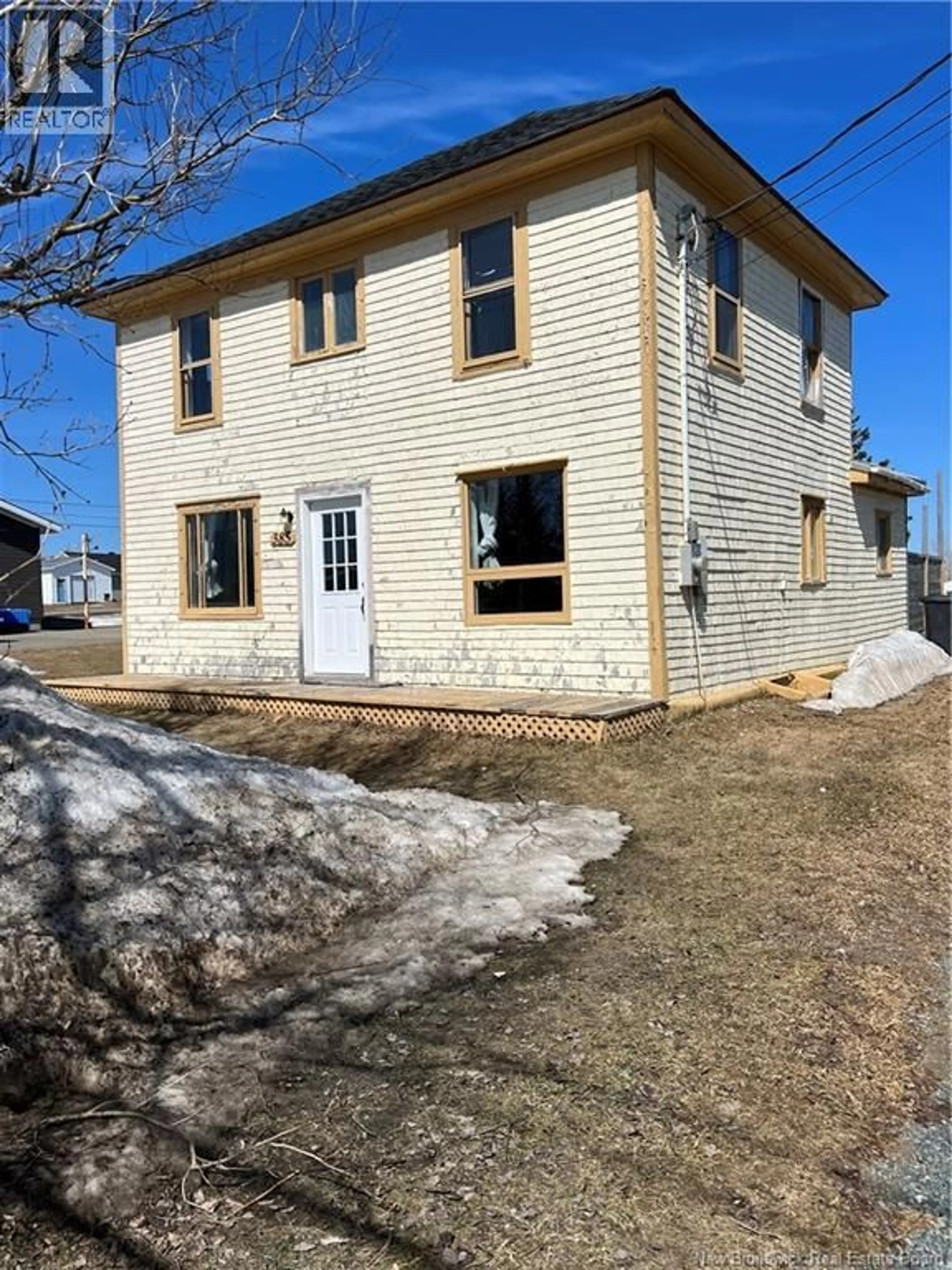 A pic from outside/outdoor area/front of a property/back of a property/a pic from drone, building for 385 ST-PIERRE E, Caraquet New Brunswick E1W1B4
