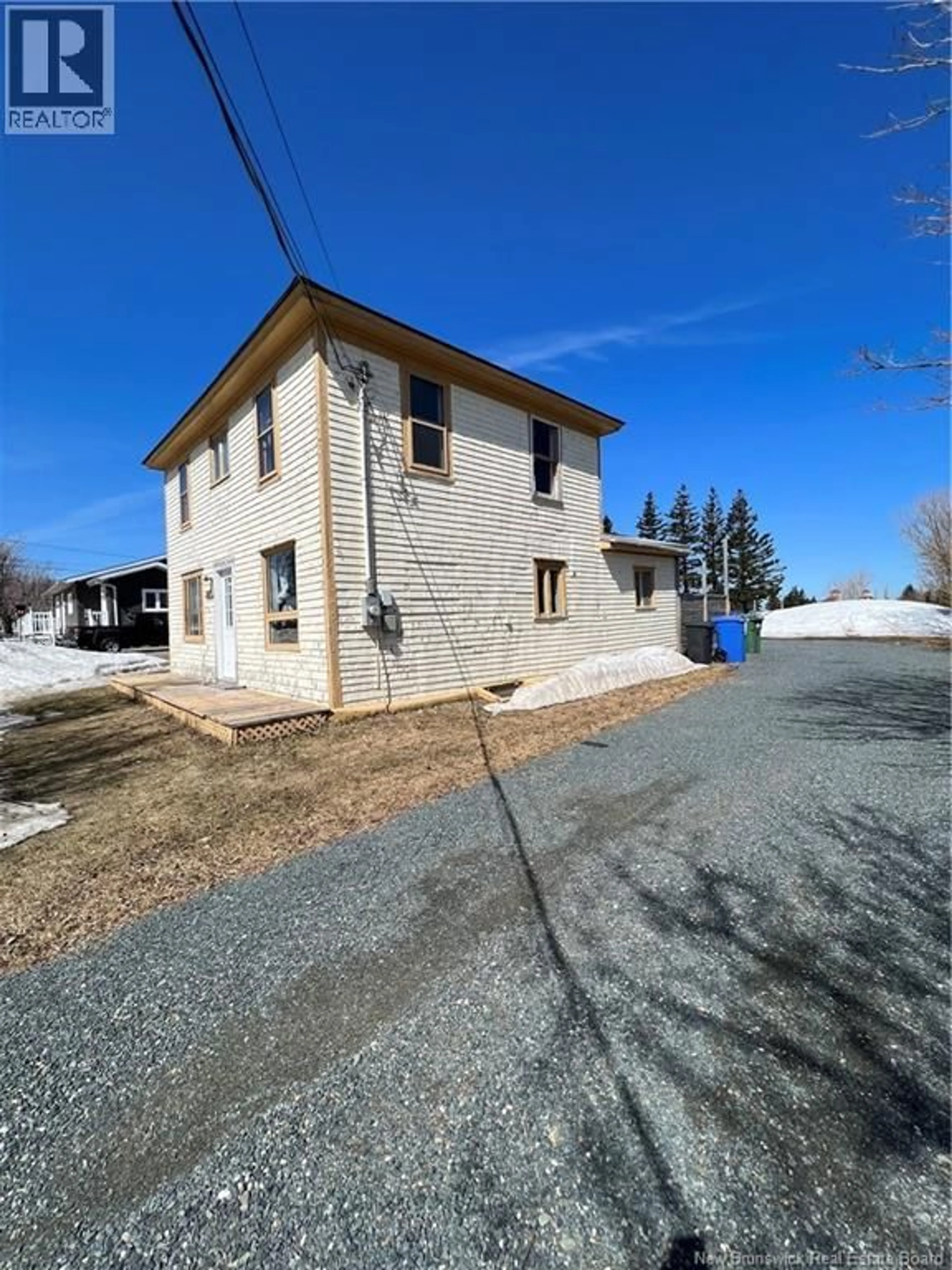 A pic from outside/outdoor area/front of a property/back of a property/a pic from drone, building for 385 ST-PIERRE E, Caraquet New Brunswick E1W1B4