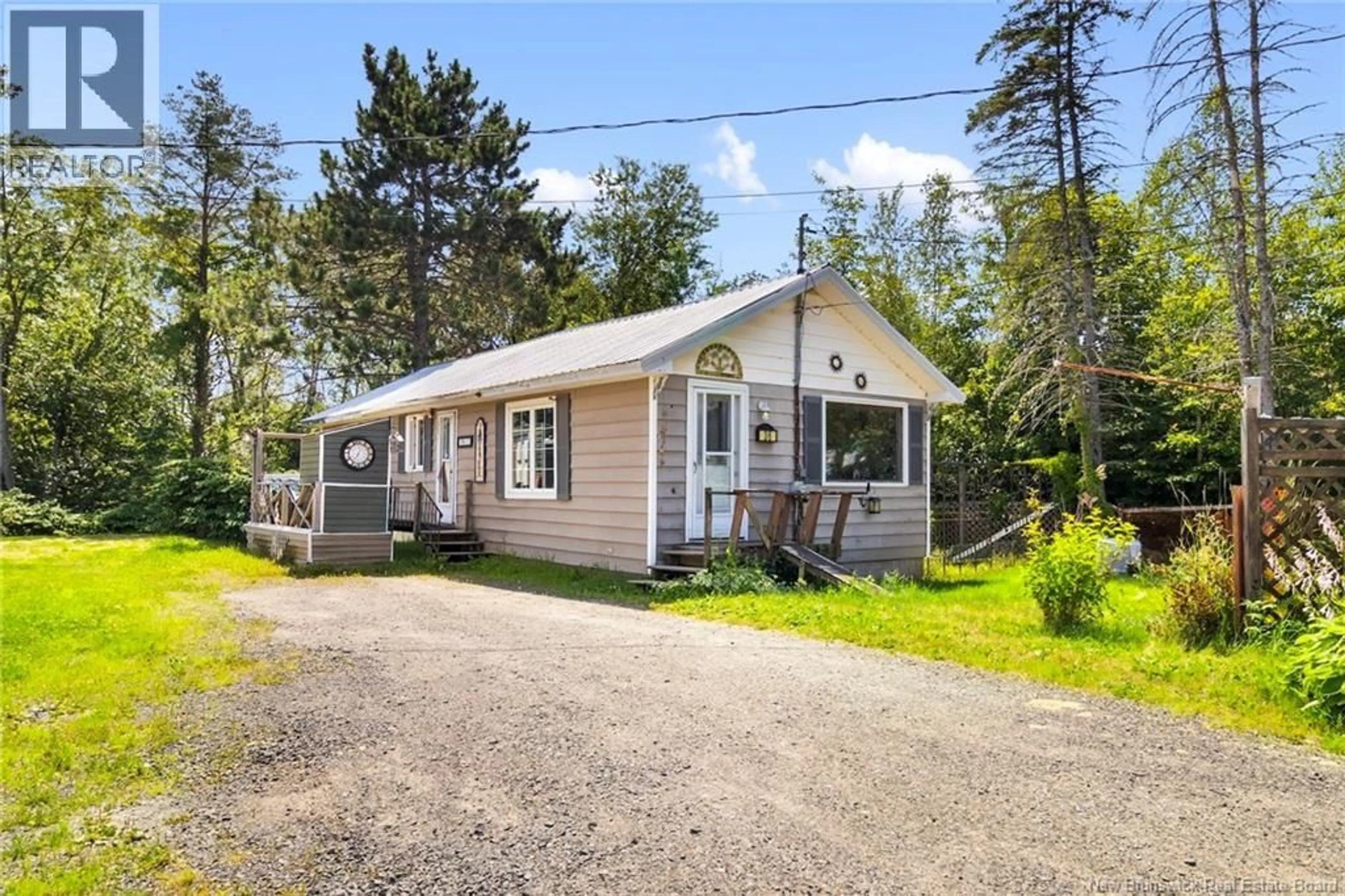 Home with vinyl exterior material, street for 36 QUEEN STREET, Minto New Brunswick E4B3P1
